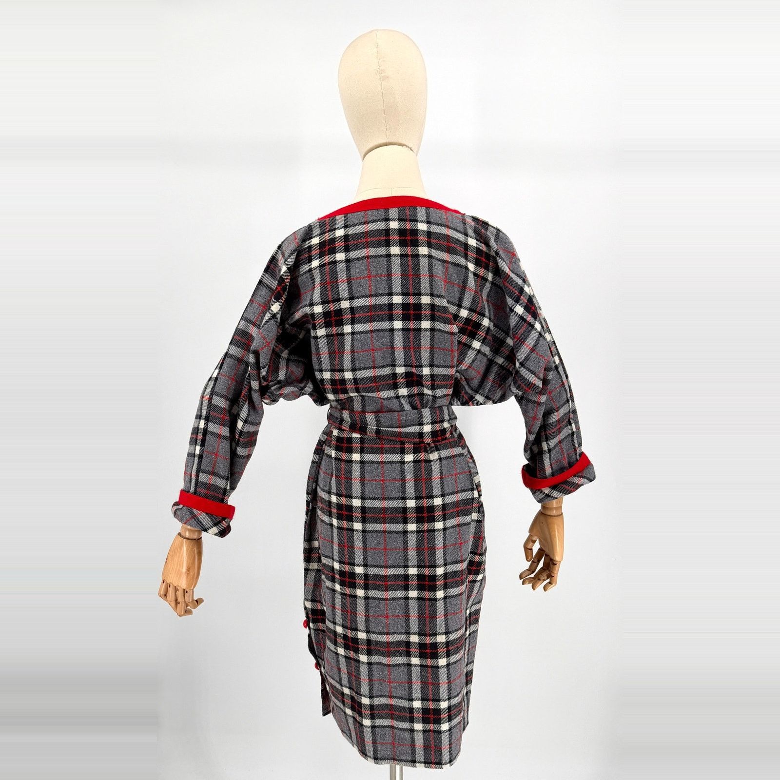 Vintage Vintage 60s Gray Red Plaid Dolman Sleeve Belted Midi Dress Size M / US 6-8 / IT 42-44 - 6 Thumbnail