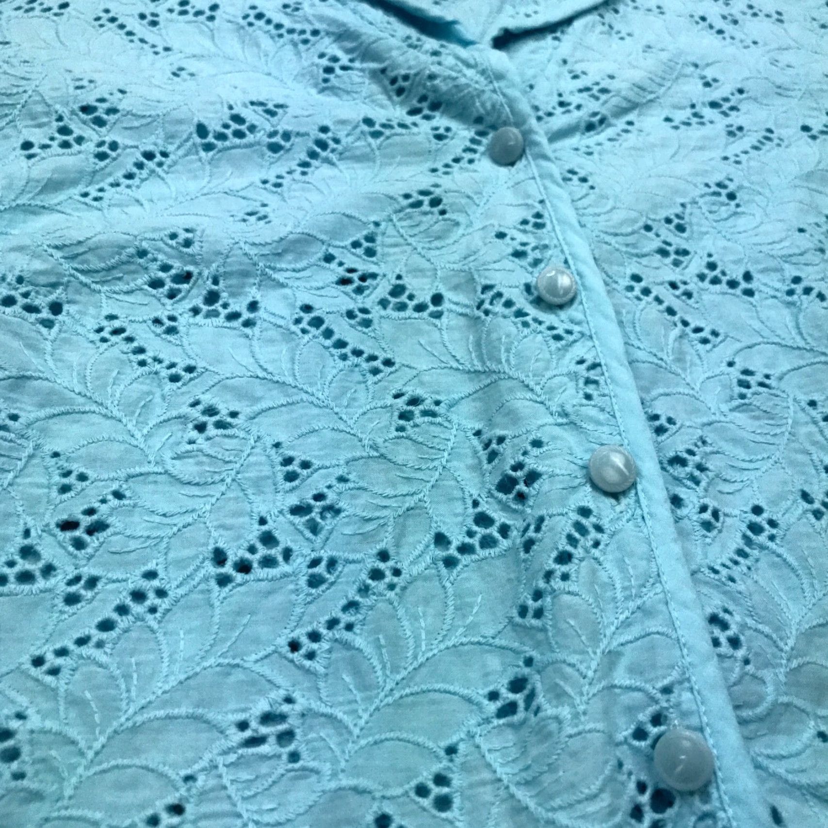 Talbots Talbots Womens Button-Up Shirt blue eyelet embroidery all over floral pattern 100% Cotton Collared Long Sleeve Size 8 Womens Boys? Size M / US 6-8 / IT 42-44 - 3 Thumbnail