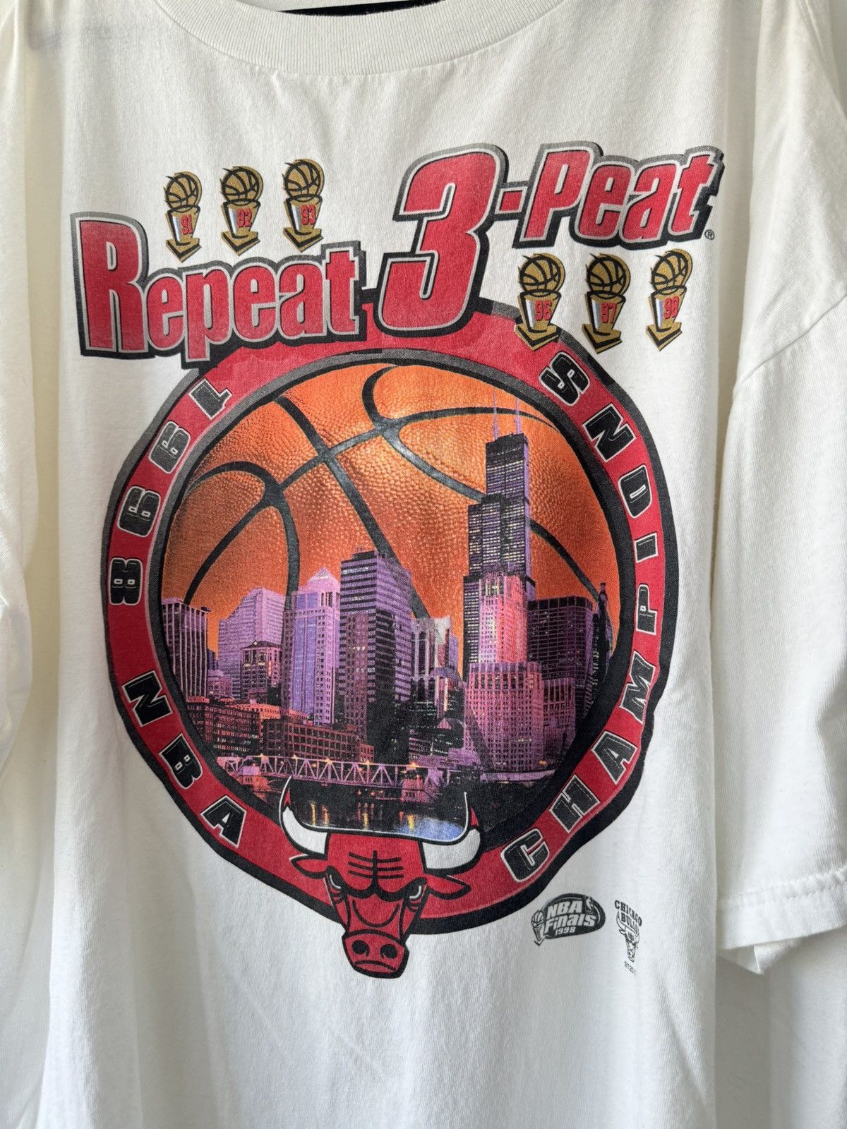 Vintage Vintage 1998 Chicago Bulls Repeat 3 Peat Tee White Size US XL / EU 56 / 4 - 2 Thumbnail