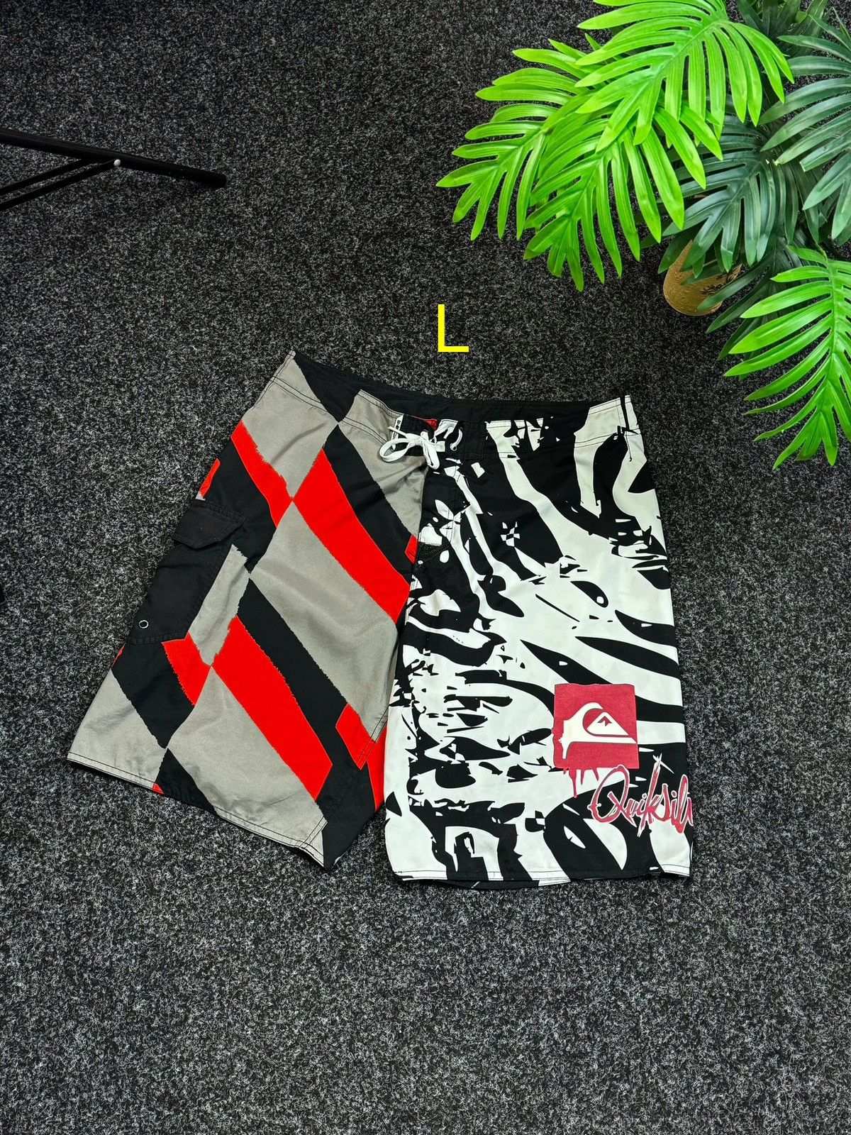Quiksilver Quiksilver Shorts vintage big logo size 34 L Size US 34 / EU 50 - 1 Thumbnail