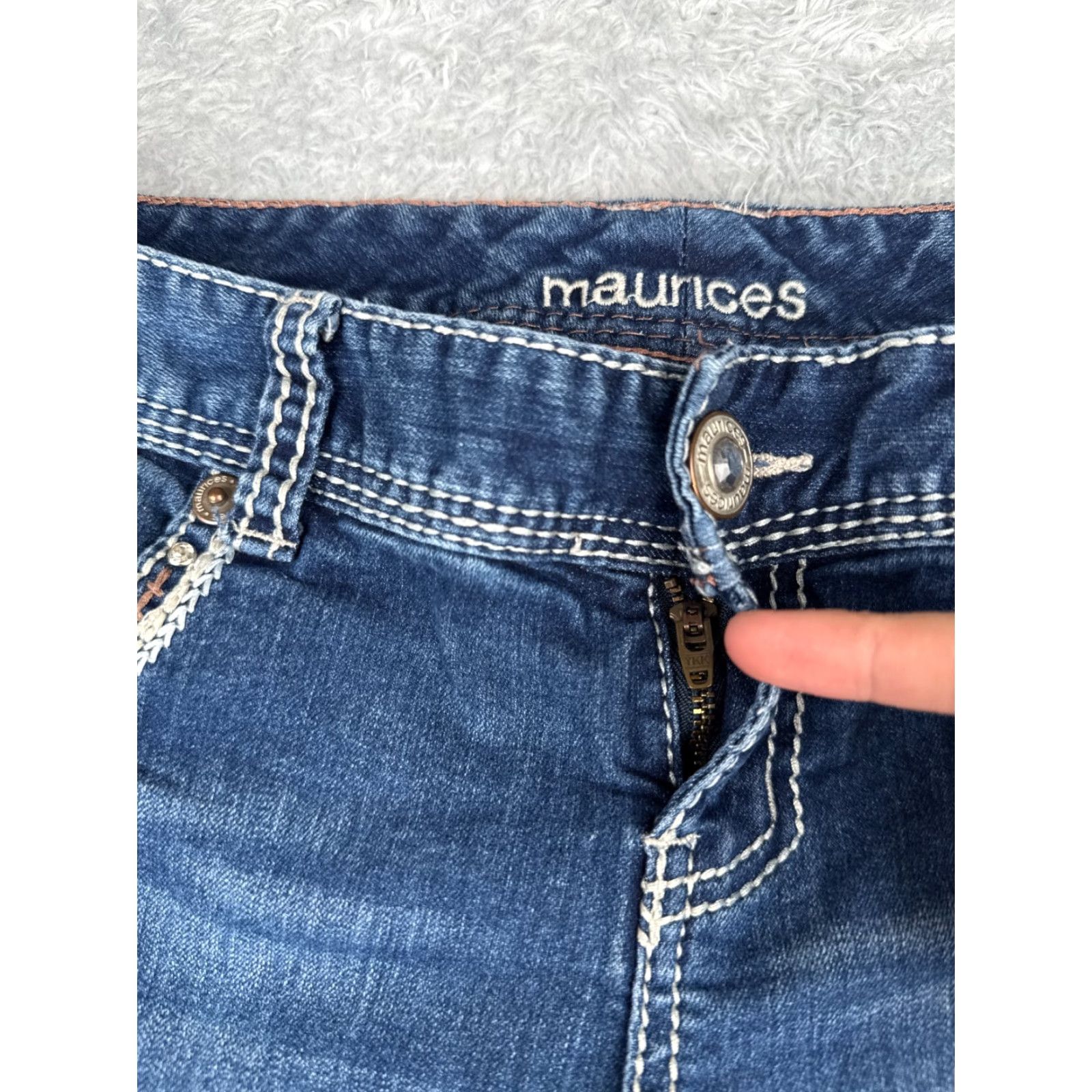 Vintage Maurices Jeans Womens Capri 28x23 Blue Denim Mid Rise 28 Regular Cotton Blend Embroidered Zipper 5-Pocket Cowboy Southwestern Designer Vintage No | 7 Size 28" / US 6 / IT 42 - 5 Thumbnail