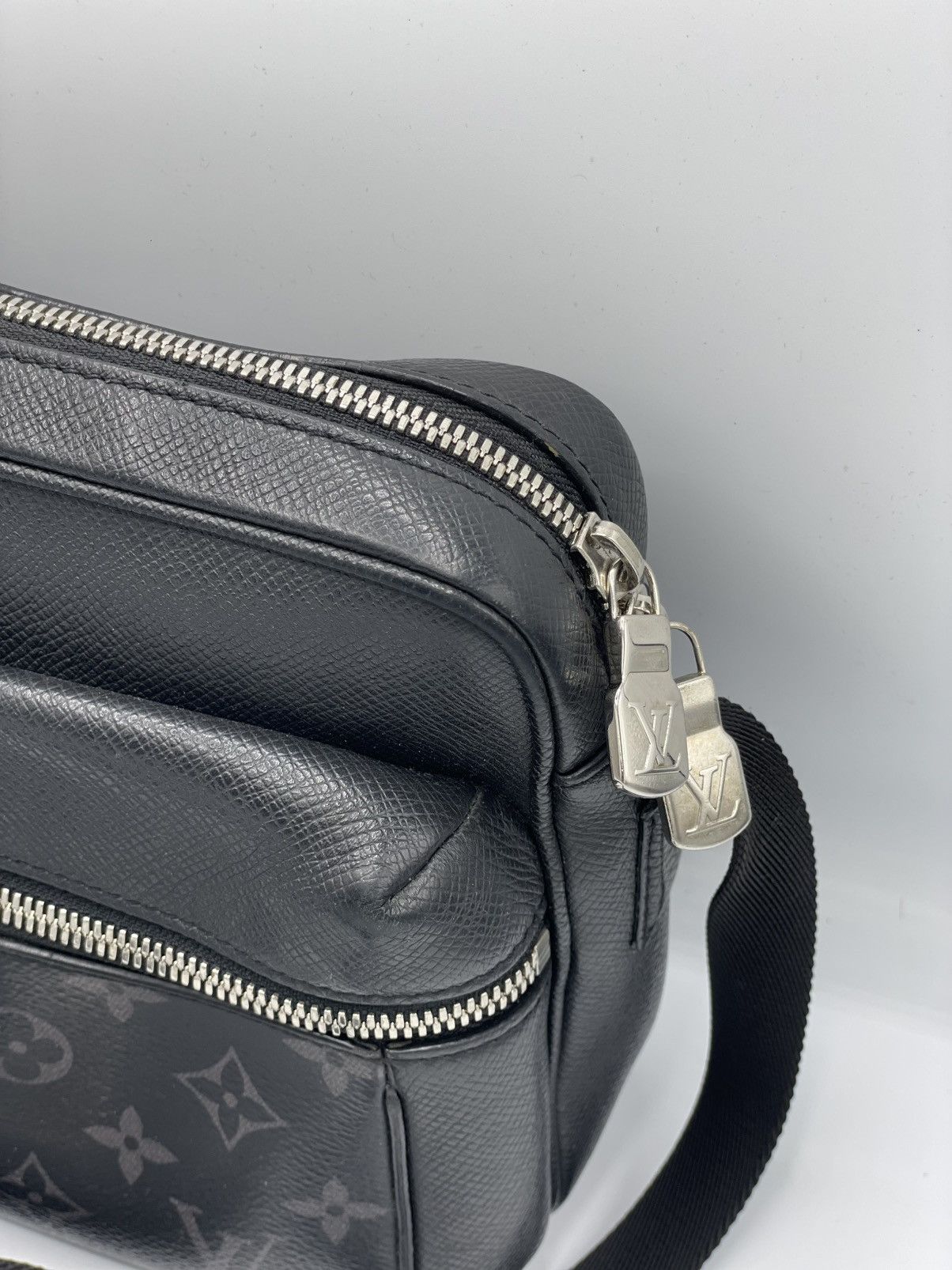 Louis Vuitton Taiga Monogram Eclipse Outdoor Messenger Black Size ONE SIZE - 6 Thumbnail