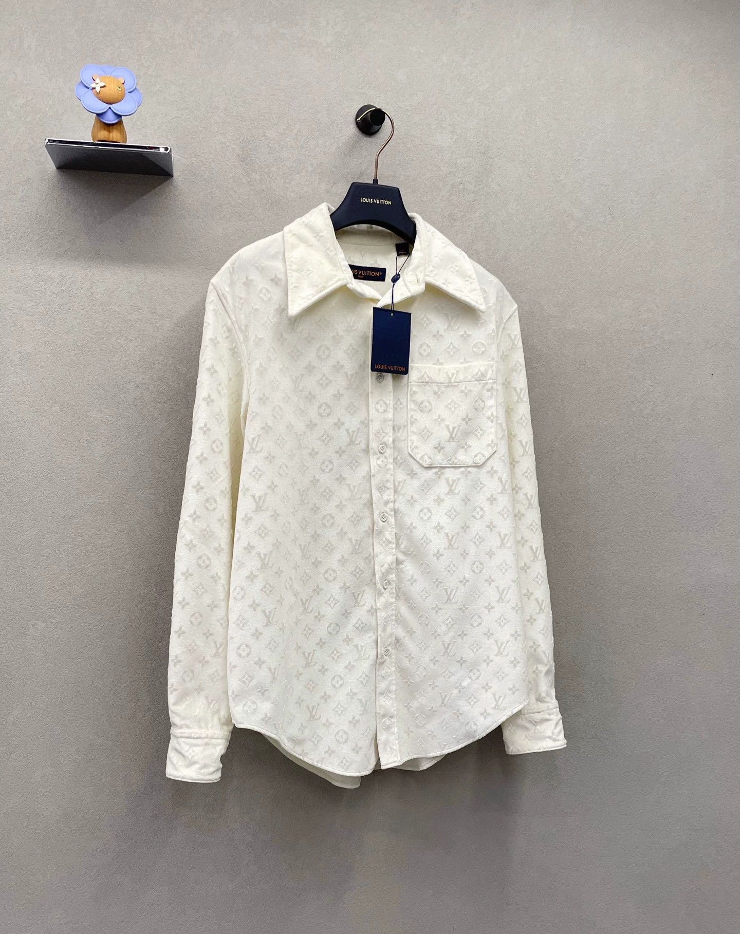Louis Vuitton stylish white logo shirt in size large Size US L / EU 52-54 / 3 - 3 Thumbnail