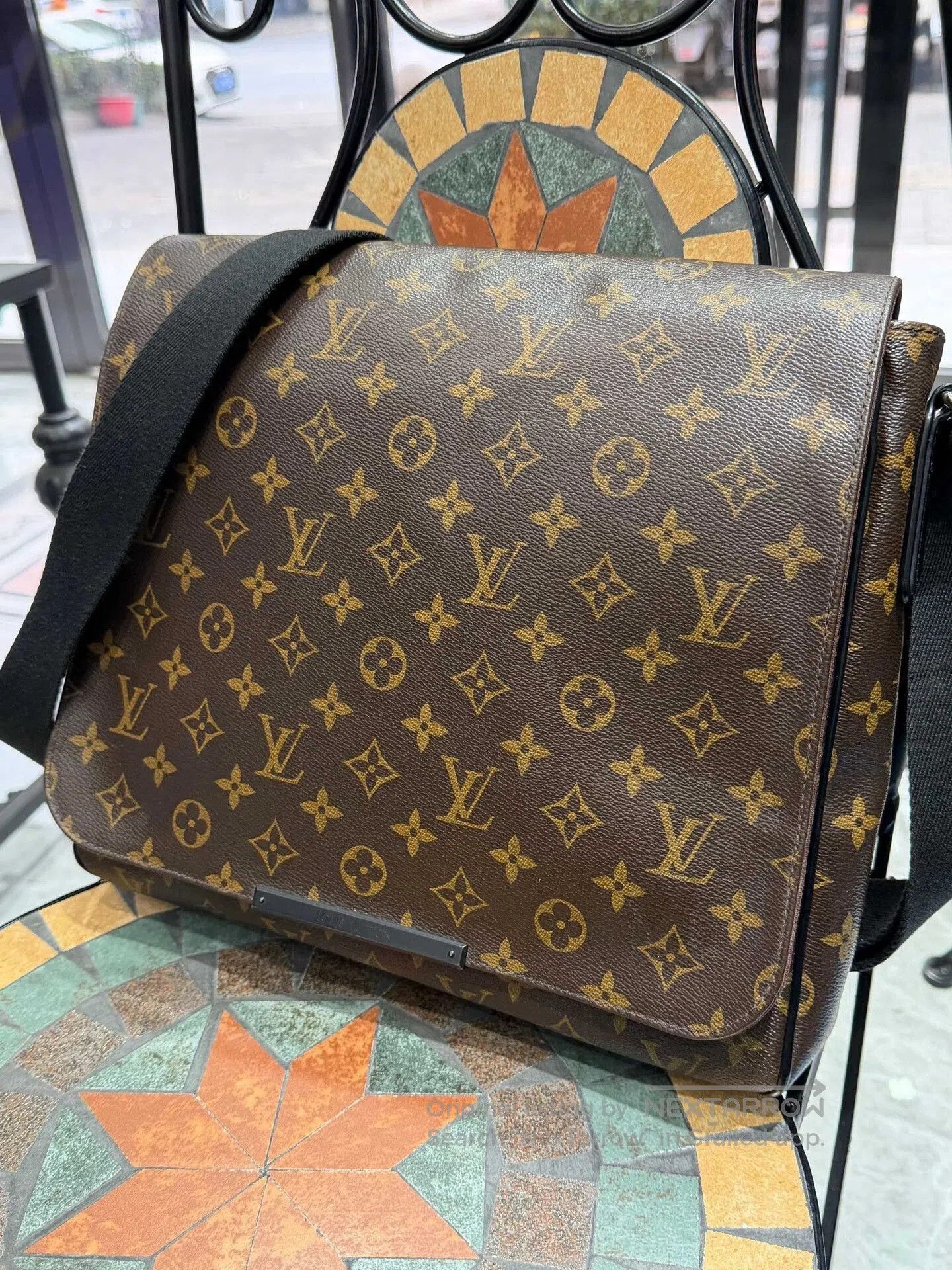 Louis Vuitton Louis Vuitton Men's Classic Monogram Messenger Bag. Size ONE SIZE - 4 Thumbnail