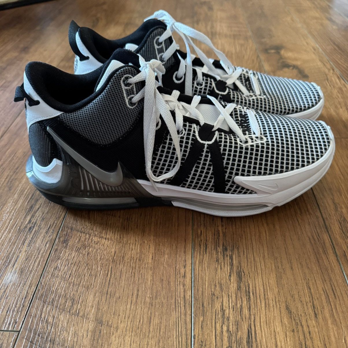 Nike Nike Lebron Vii Sneakers Shoes Athletic Basketball Size 12 Size US 12 / EU 45 - 1 Thumbnail
