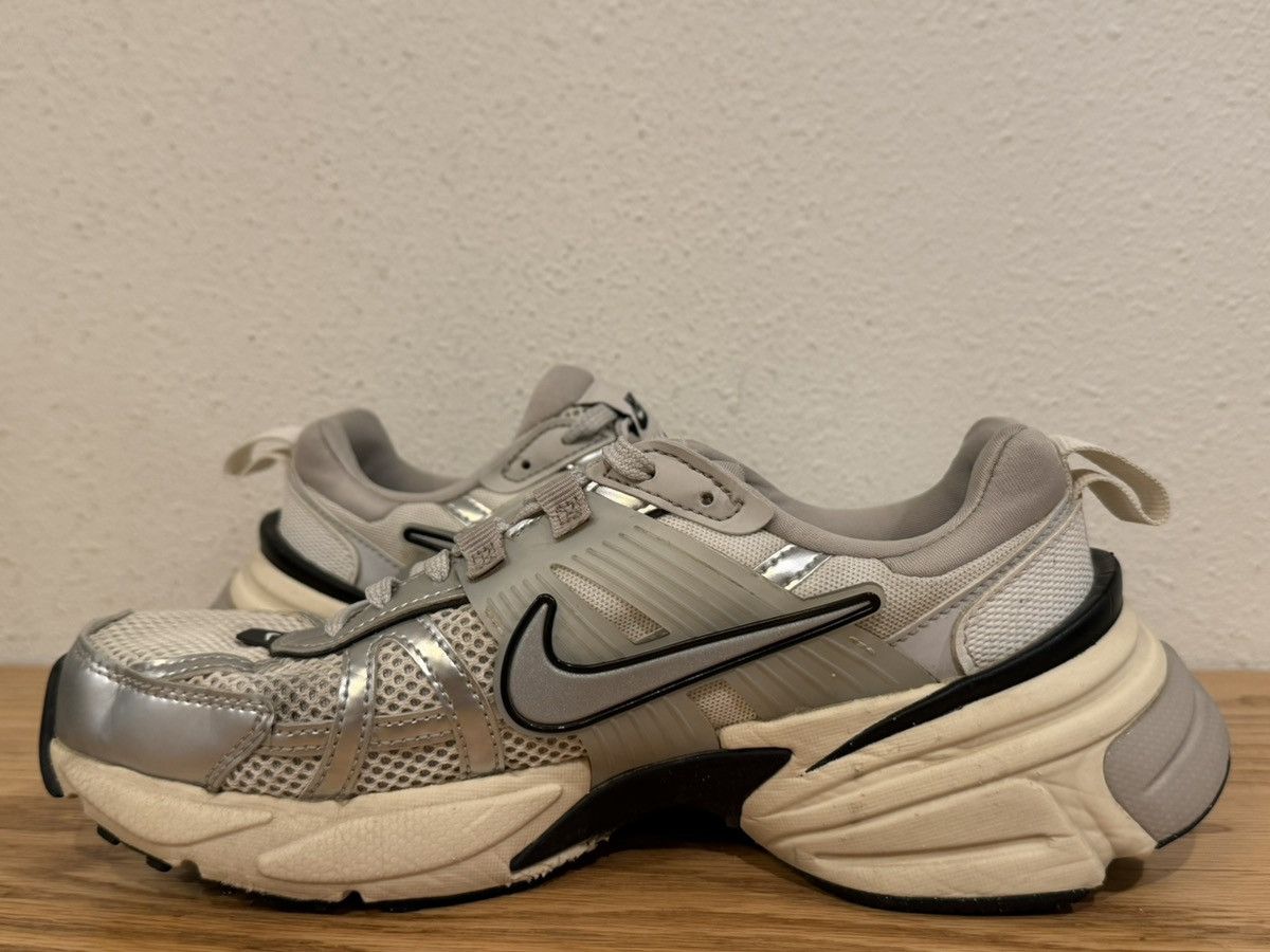 Nike Nike V2K Run Summit White Metallic Silver 8 Running Sneakers Size US 8 / IT 38 - 5 Thumbnail