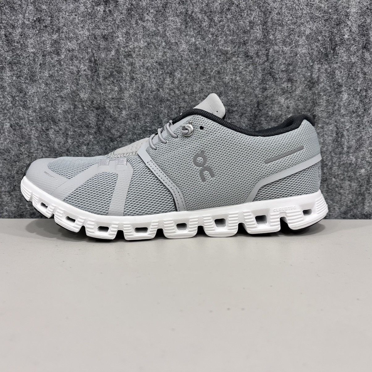 On On Cloud 5 Grey White Women Running Shoes size US 7 EU 38 Size US 7 / IT 37 - 4 Thumbnail