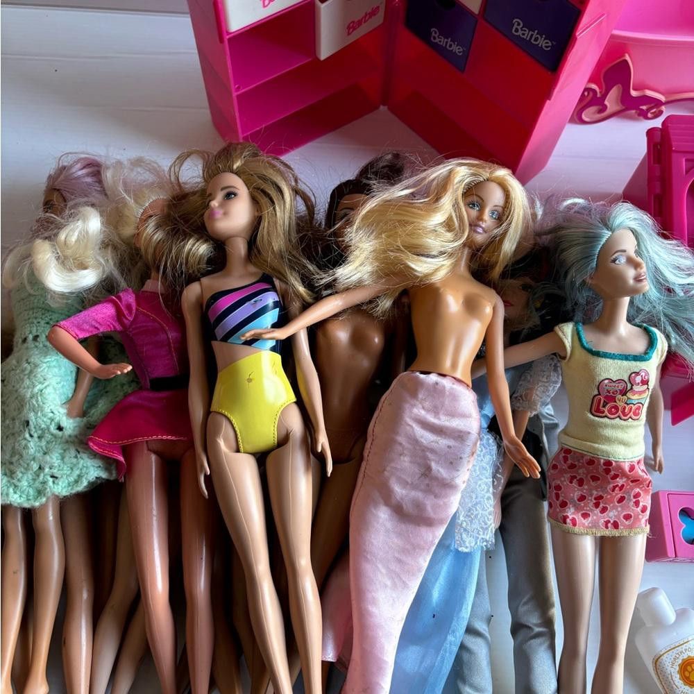 Designer Bundle of Barbies, Barbie Clothes, and Furniture Size ONE SIZE - 4 Thumbnail