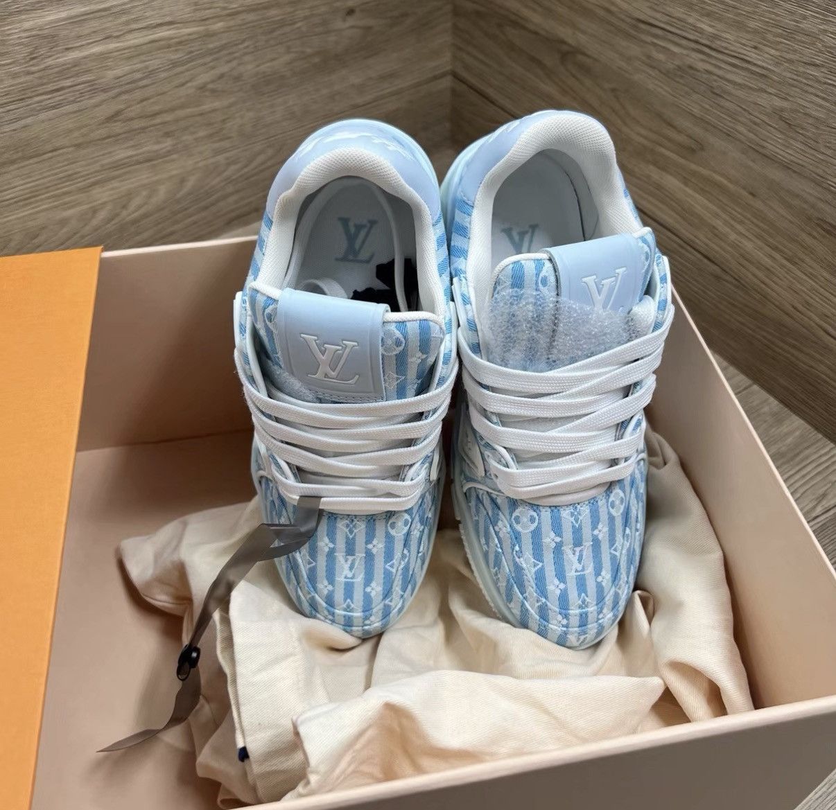 Louis Vuitton Louis Vuitton Trainer White & Blue Monogram Sneaker J41 Size US 6 / IT 36 - 2 Thumbnail