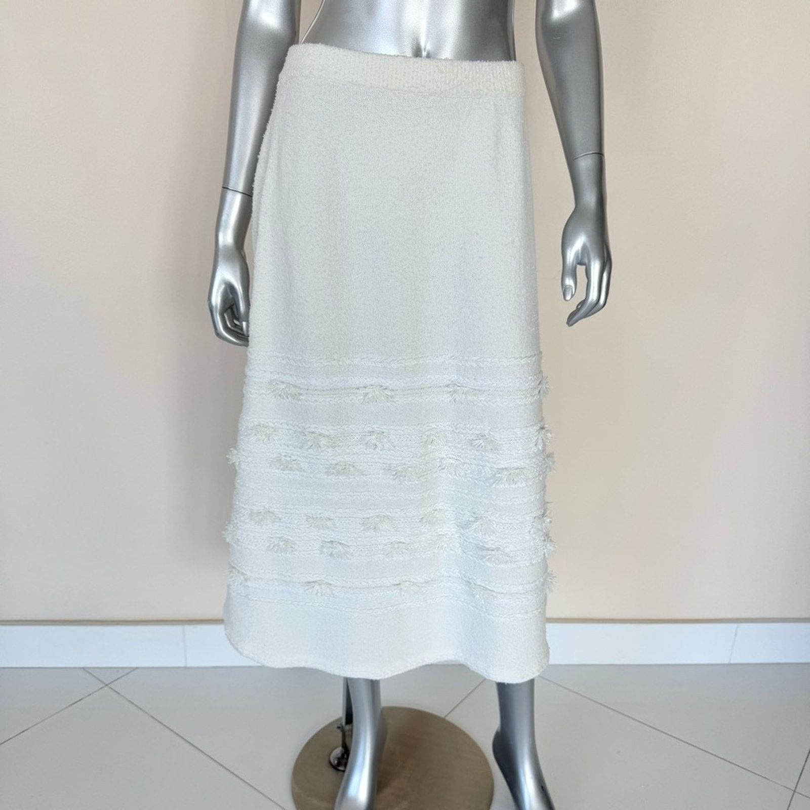 Chanel CHANEL long white skirt size 46FR or 12 US Authentic 2200$ Size 34" / US 12 / IT 48 - 1 Thumbnail