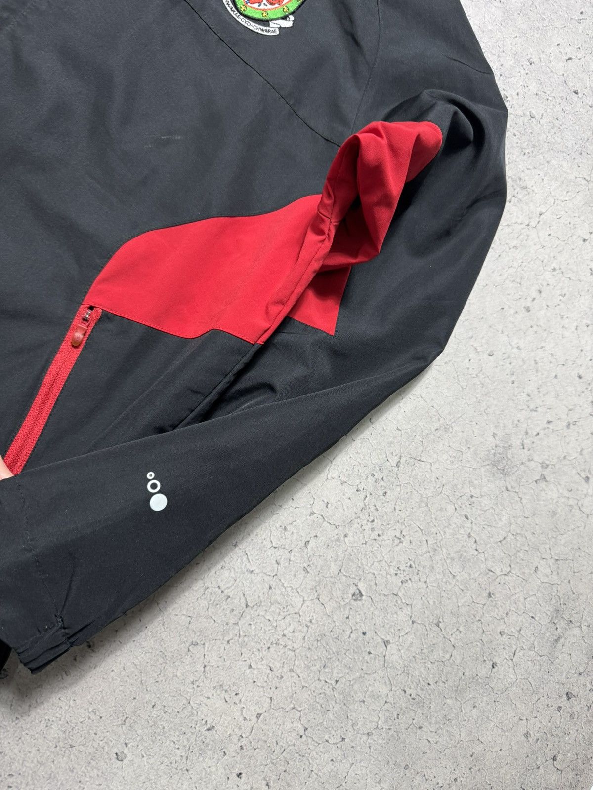 Umbro Umbro Wales Team Football Nylon Vintage Light Jacket Size L Size US L / EU 52-54 / 3 - 6 Thumbnail