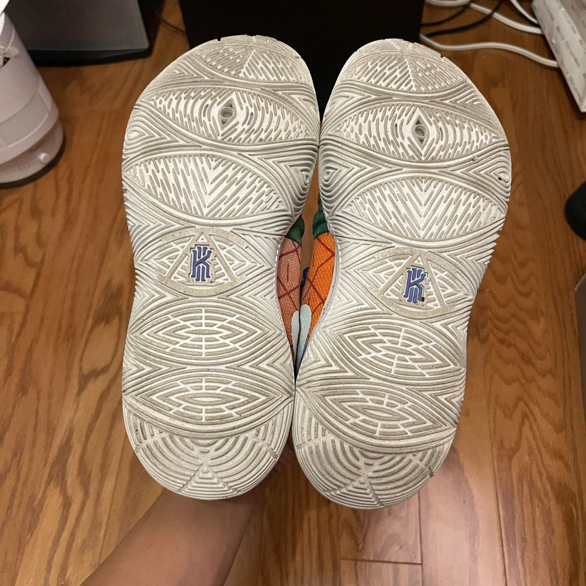 Nike Kyrie 5 SpongeBob Pineapple House Size US 7 / EU 40 - 6 Thumbnail