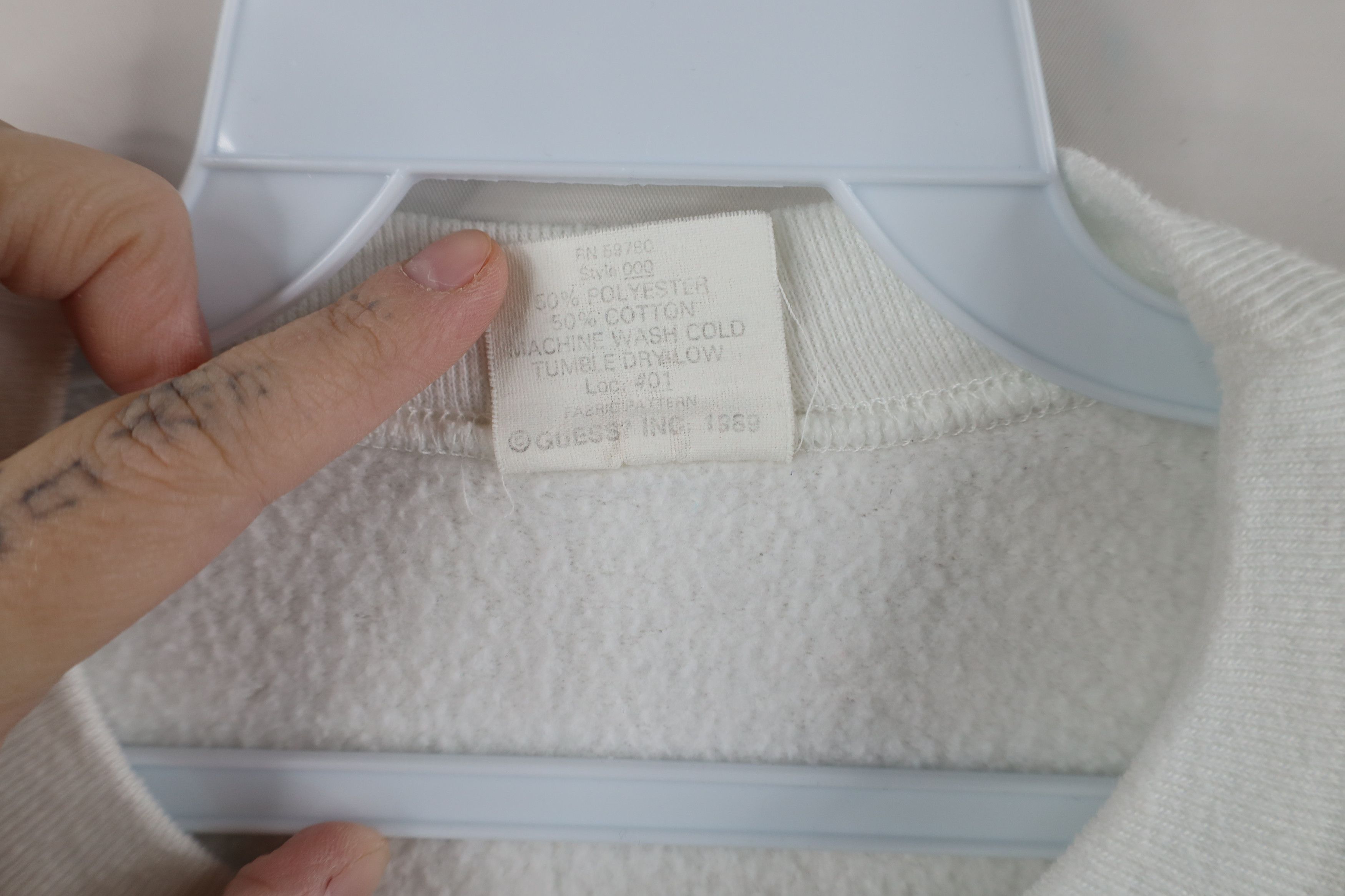 Guess × Vintage Vintage 80s Guess Rainbow Crewneck Sweatshirt White USA Size ONE SIZE - 9 Thumbnail
