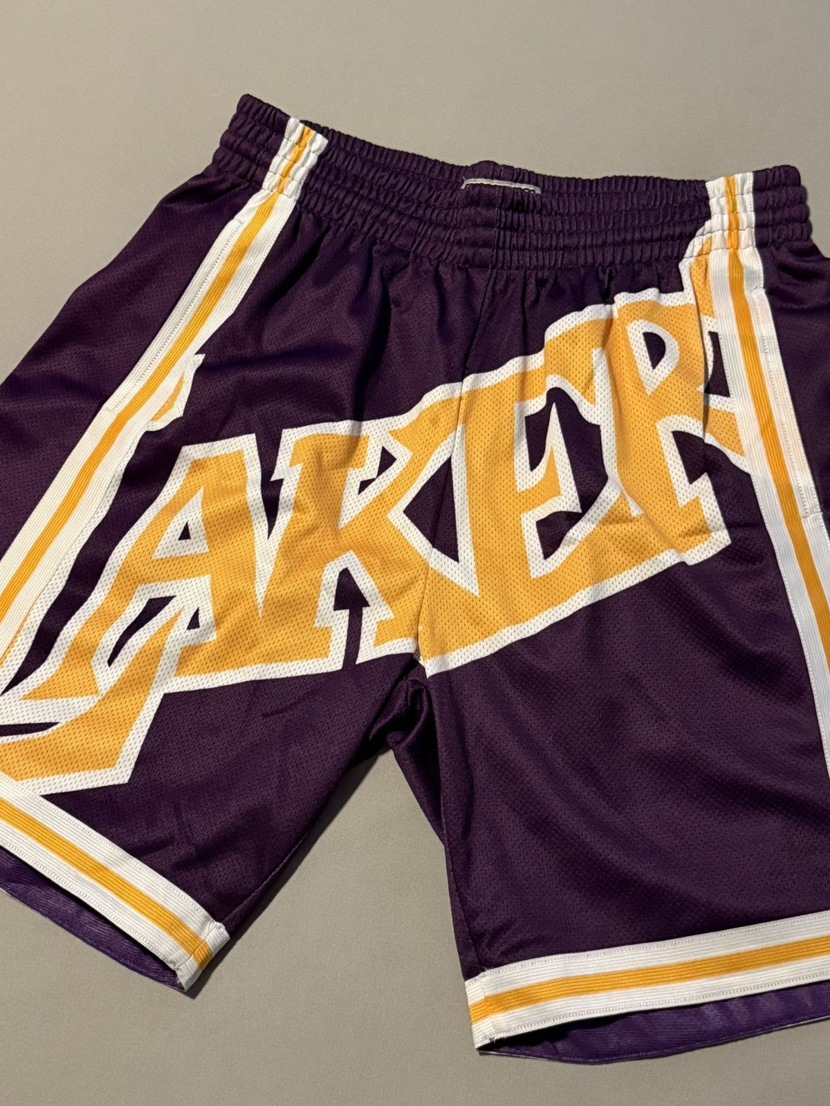 Mitchell & Ness Mitchell & Ness Los Angeles Lakers Big Face 3.0 Shorts BNWT Size US 34 / EU 50 - 4 Thumbnail