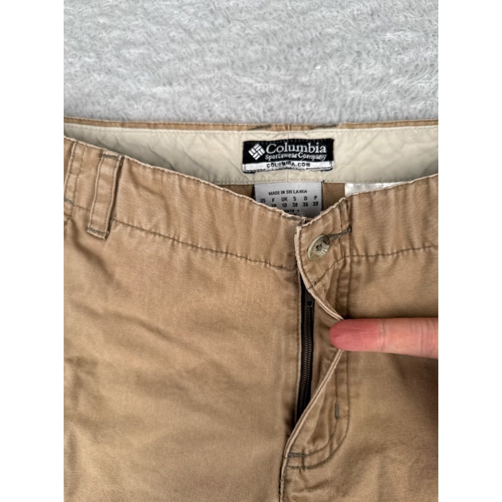 Vintage Vintage Columbia Women’s Shorts Size 6 Beige Cargo Pockets 100% Cotton Casual Hike Summer Size 28" / US 6 / IT 42 - 6 Thumbnail