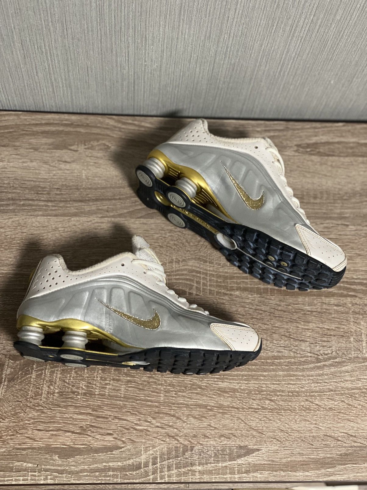 Nike 🇺🇸 Vintage 90s Nike Shox Gold Swosh Sneakers rare retro Size US 8 / EU 41 - 2 Thumbnail