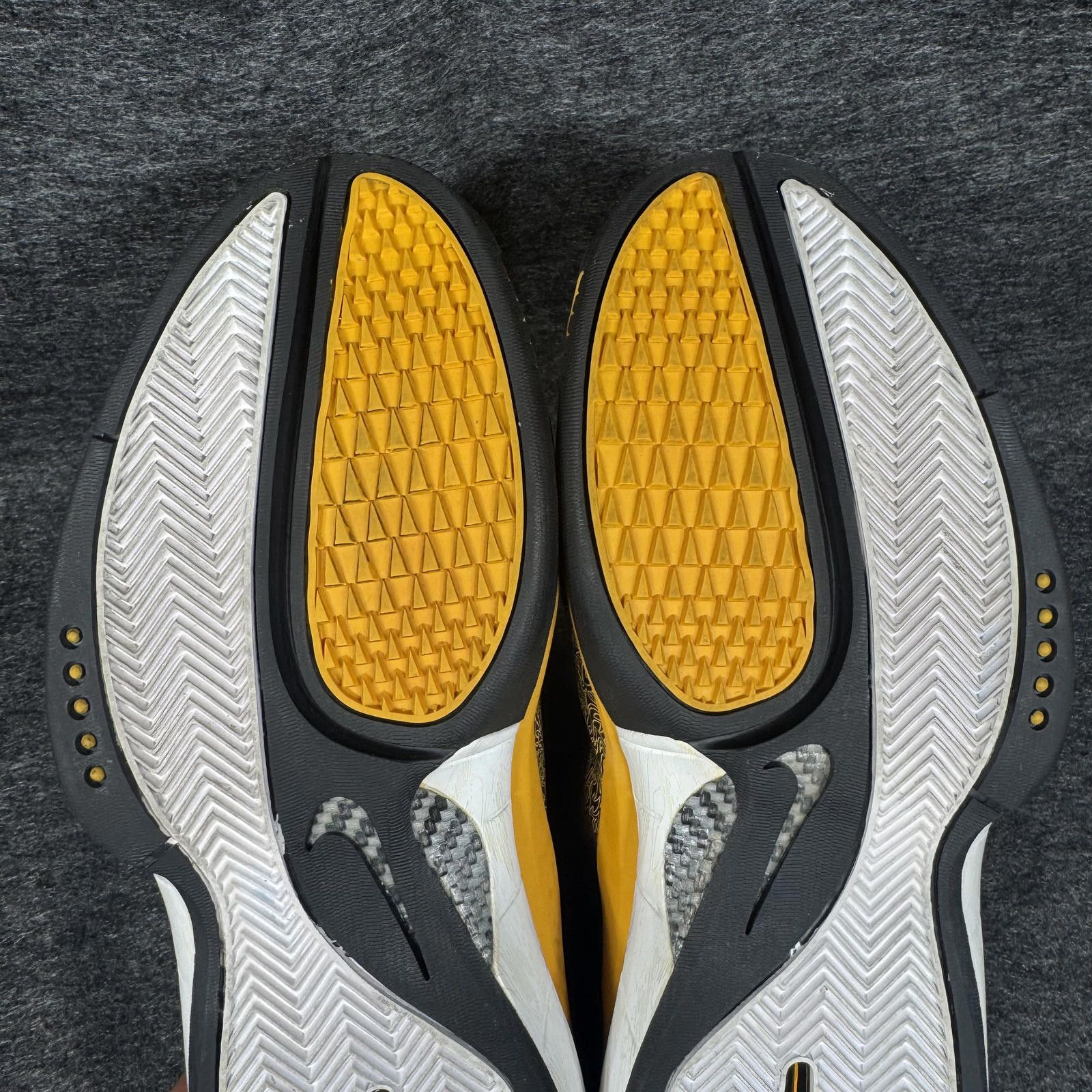 Nike Nike Shoes Men's 10 2007 Kobe Huarache 2K4 309957-011 Size US 10 / EU 43 - 6 Thumbnail