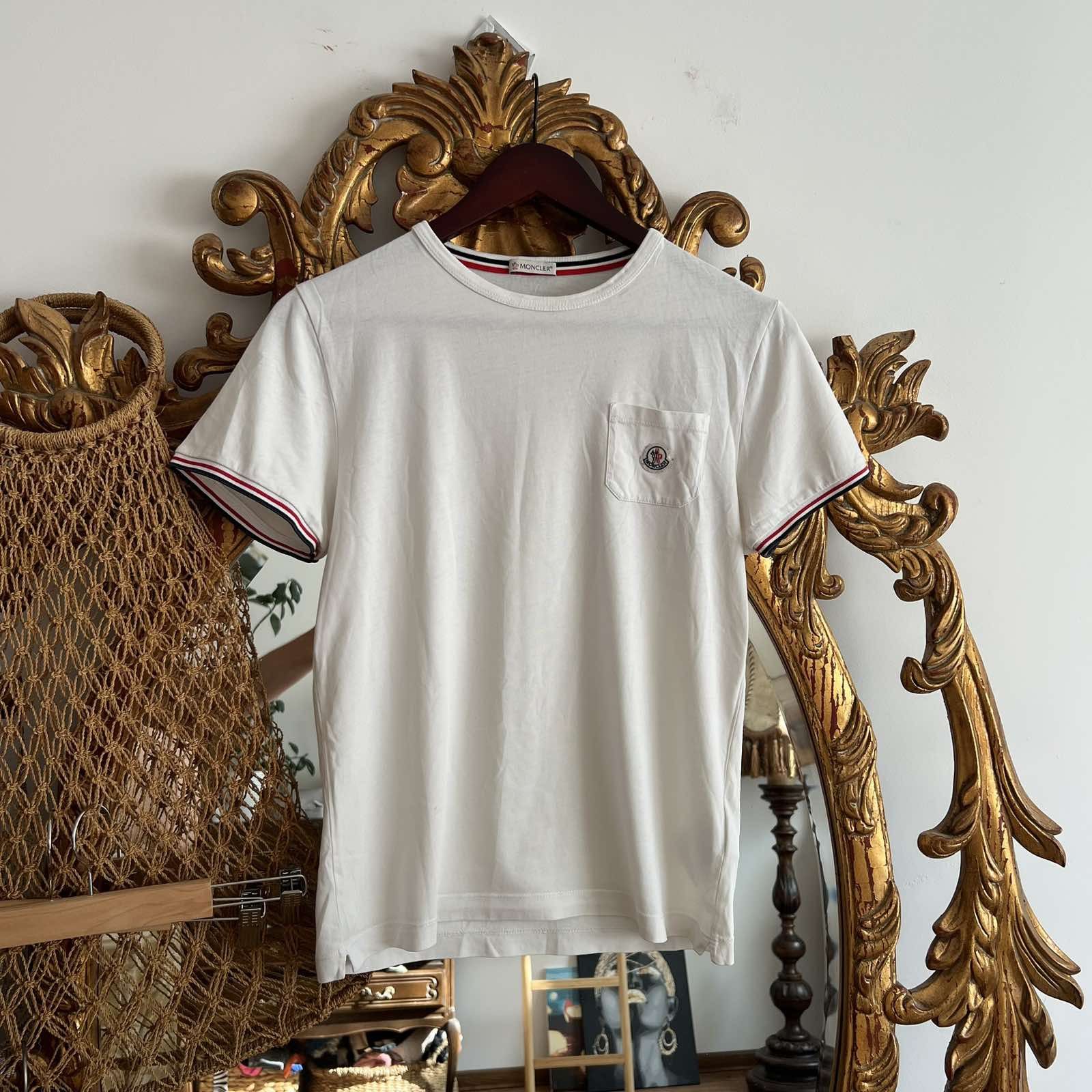 Moncler Moncler white T-shirt small embroidered logo pocket Sz S Size US S / EU 44-46 / 1 - 1 Thumbnail