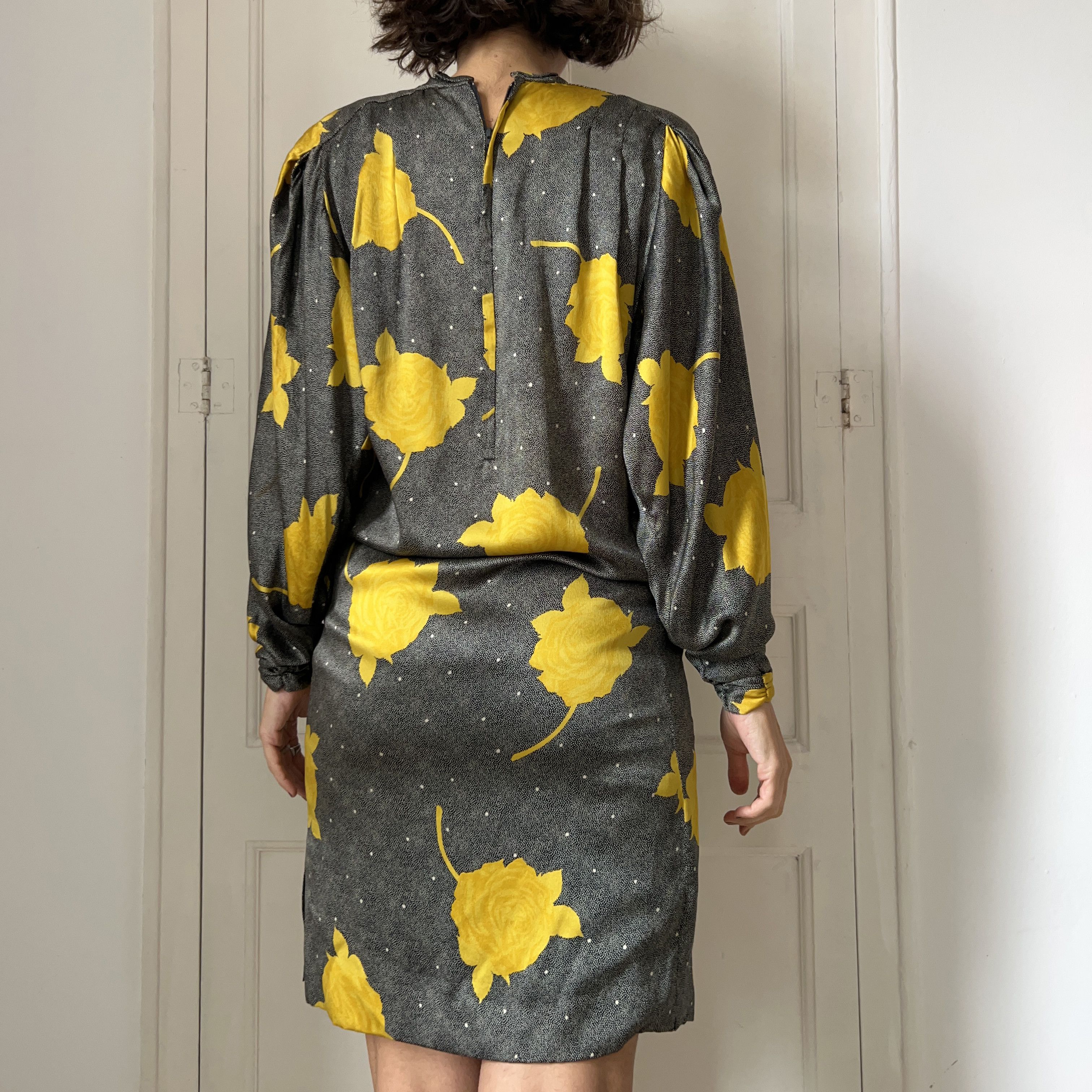 Vintage Vintage 80s Yellow Rose Print Wiggle Dress Size M / US 6-8 / IT 42-44 - 2 Thumbnail