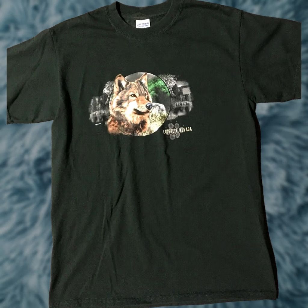 Gildan VINTAGE Nevada Wolf Shirt M Green 90s Bleach Animals Outdoor Nature Grunge USA Shirts Mens Size US M / EU 48-50 / 2 - 1 Thumbnail
