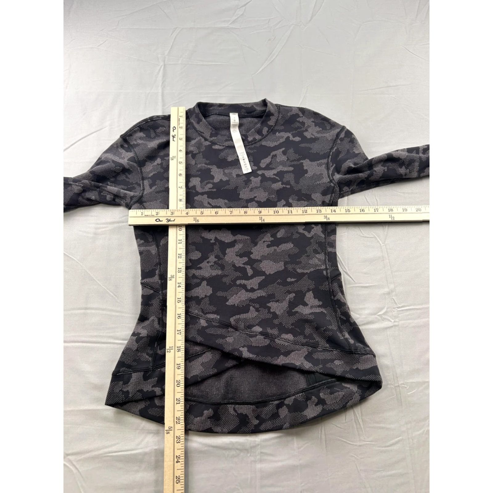 Lululemon Lululemon Womens 4 Camouflage Long Sleeve Pullover Crew Neck Gym & Training Activewear Shirt Size S / US 4 / IT 40 - 7 Thumbnail