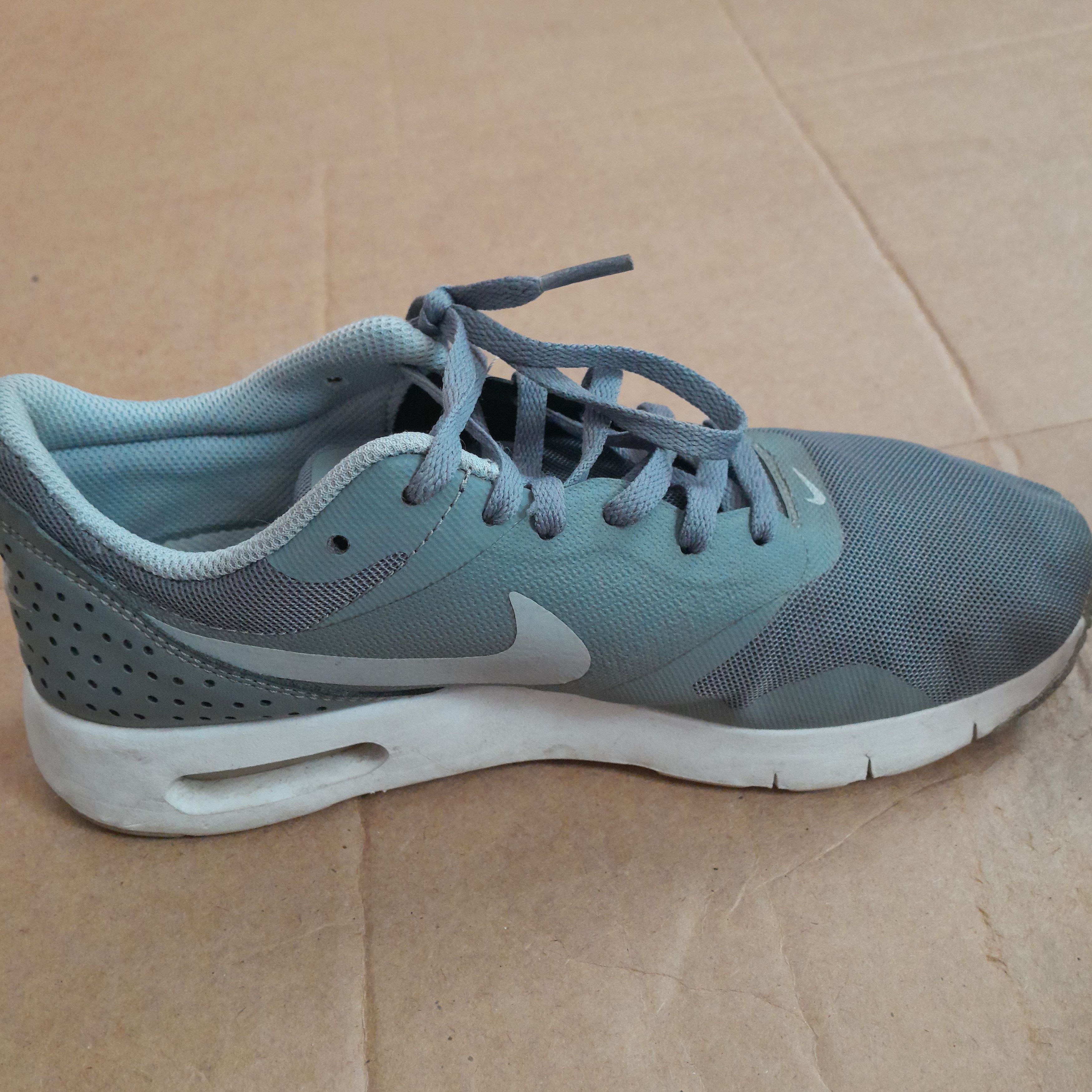 Nike ike Women’s Air Max Tavas Gray Running Shoes Size US 5.5 / IT 35.5 - 3 Thumbnail