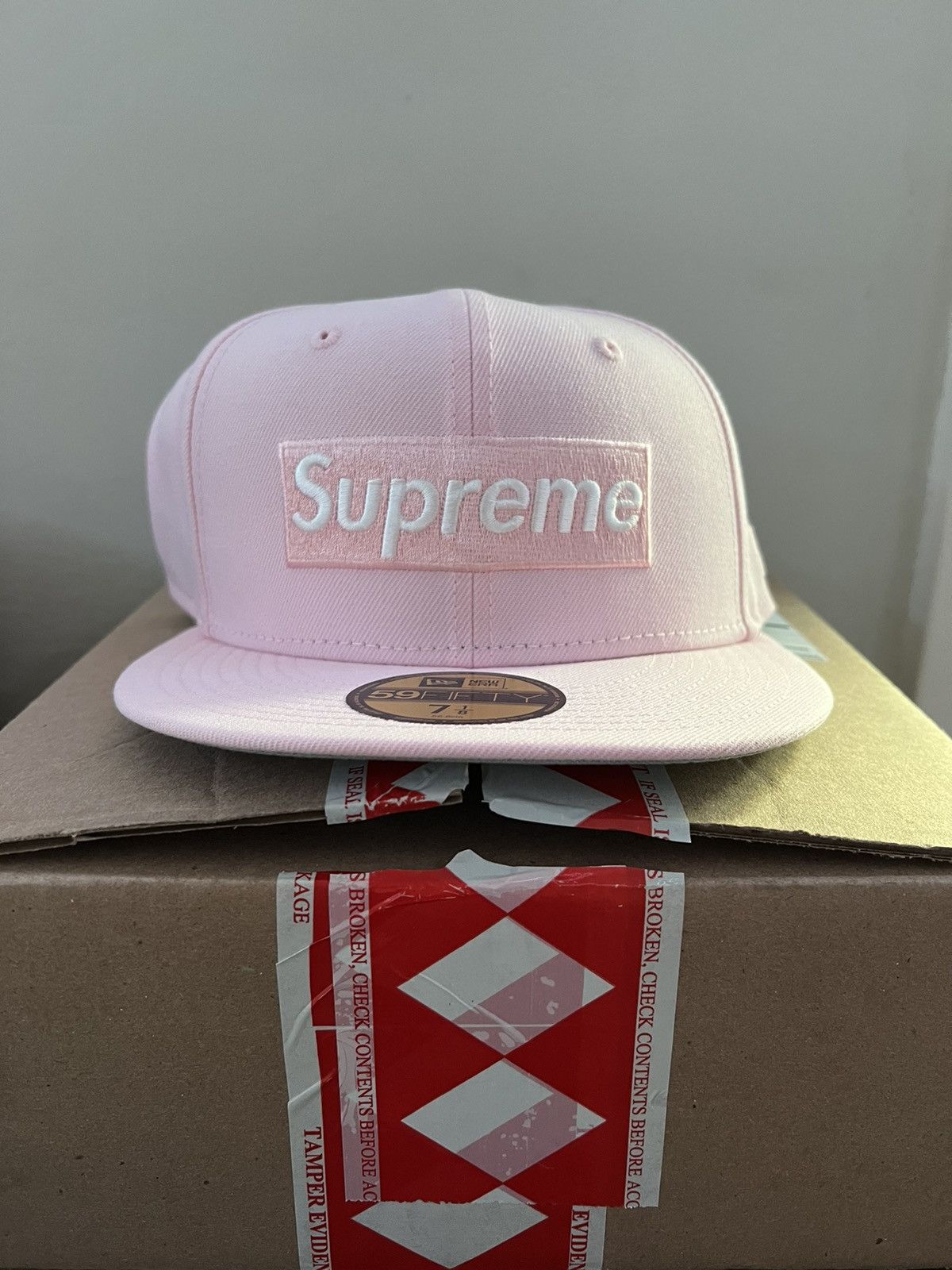 image of Supreme New Era Fitted 7 1/8 Sharpie Box Logo in Pink, Men's