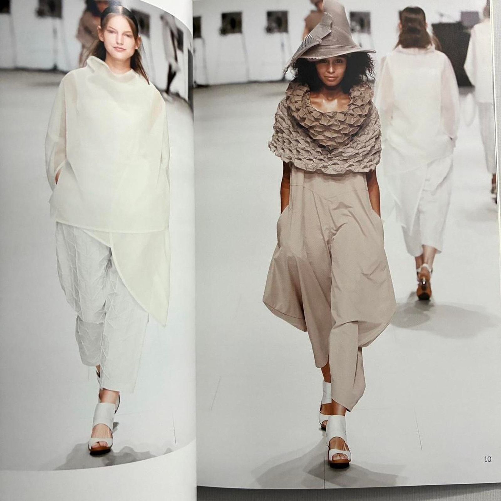 Issey Miyake × Japanese Brand × Pleats Please Issey Miyake Issey Miyake spring summer 2015 look book catalog Size ONE SIZE - 3 Thumbnail