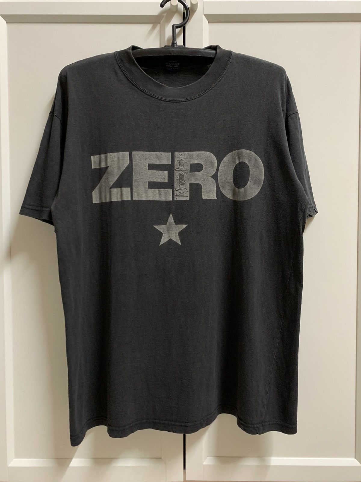 Band Tees 🛒 Vintage The Smashing Pumpkins Zero – Tour 1996 Shirt Size US L / EU 52-54 / 3 - 1 Thumbnail