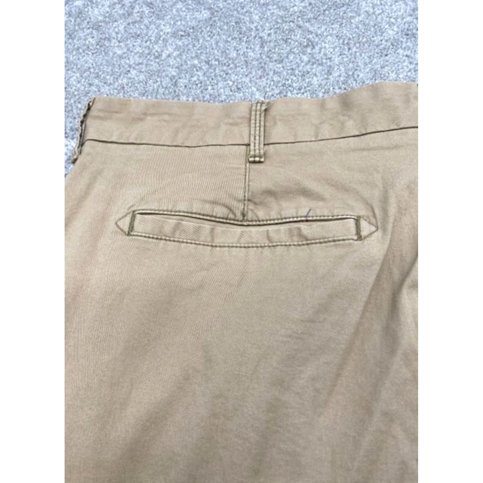 Izod VINTAGE Izod Chino Shorts Men's 40x9 Beige Pockets Stretch Golf 5616 Mens Size US 40 / EU 56 - 7 Thumbnail