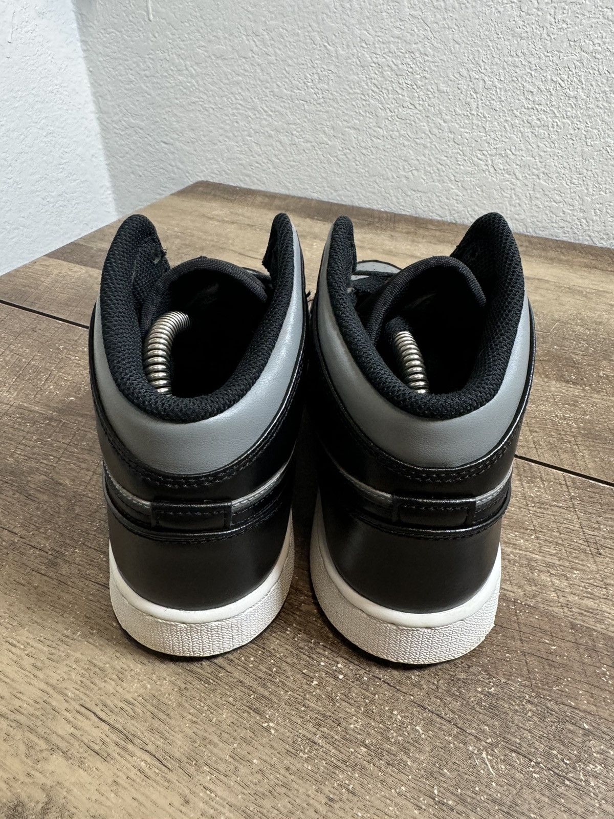 Jordan Brand Air Jordan 1 Mid GS Shadow Red Size 6.5Y black red gray Size US 6.5 / EU 39-40 - 4 Thumbnail