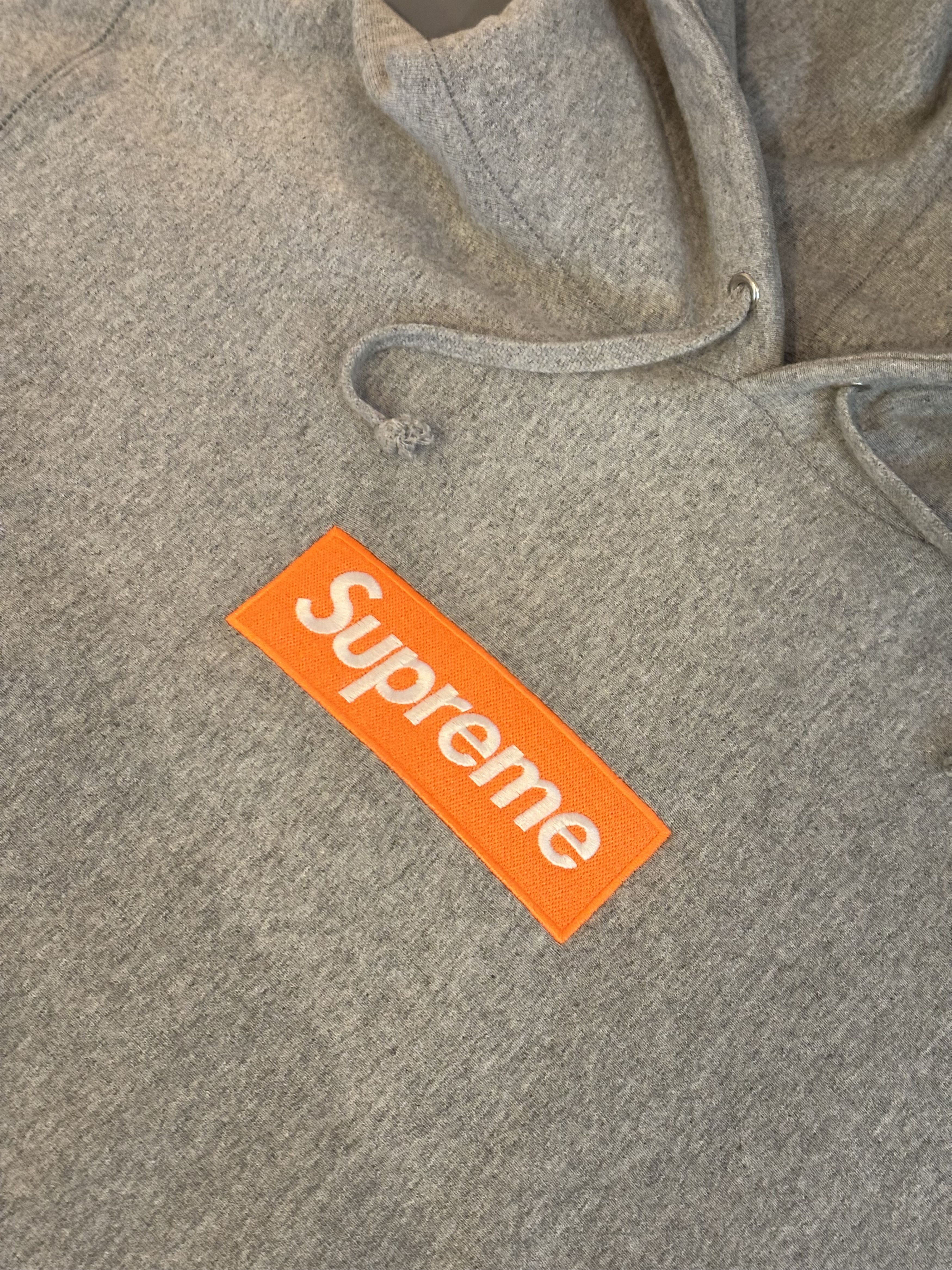 Supreme Sweat à capuche Supreme gris logo orange en tbe Size US L / EU 52-54 / 3 - 7 Thumbnail
