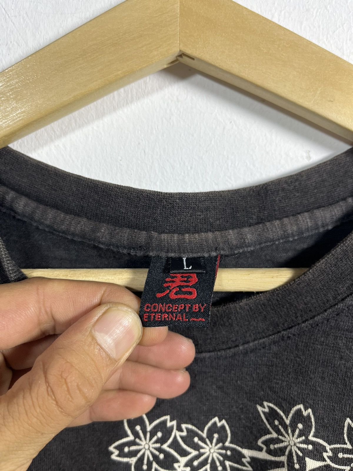 Japanese Brand 🉐 Vintage Sukajan T-Shirt – Koi Fish & Sakura Embroidery Size US L / EU 52-54 / 3 - 4 Thumbnail