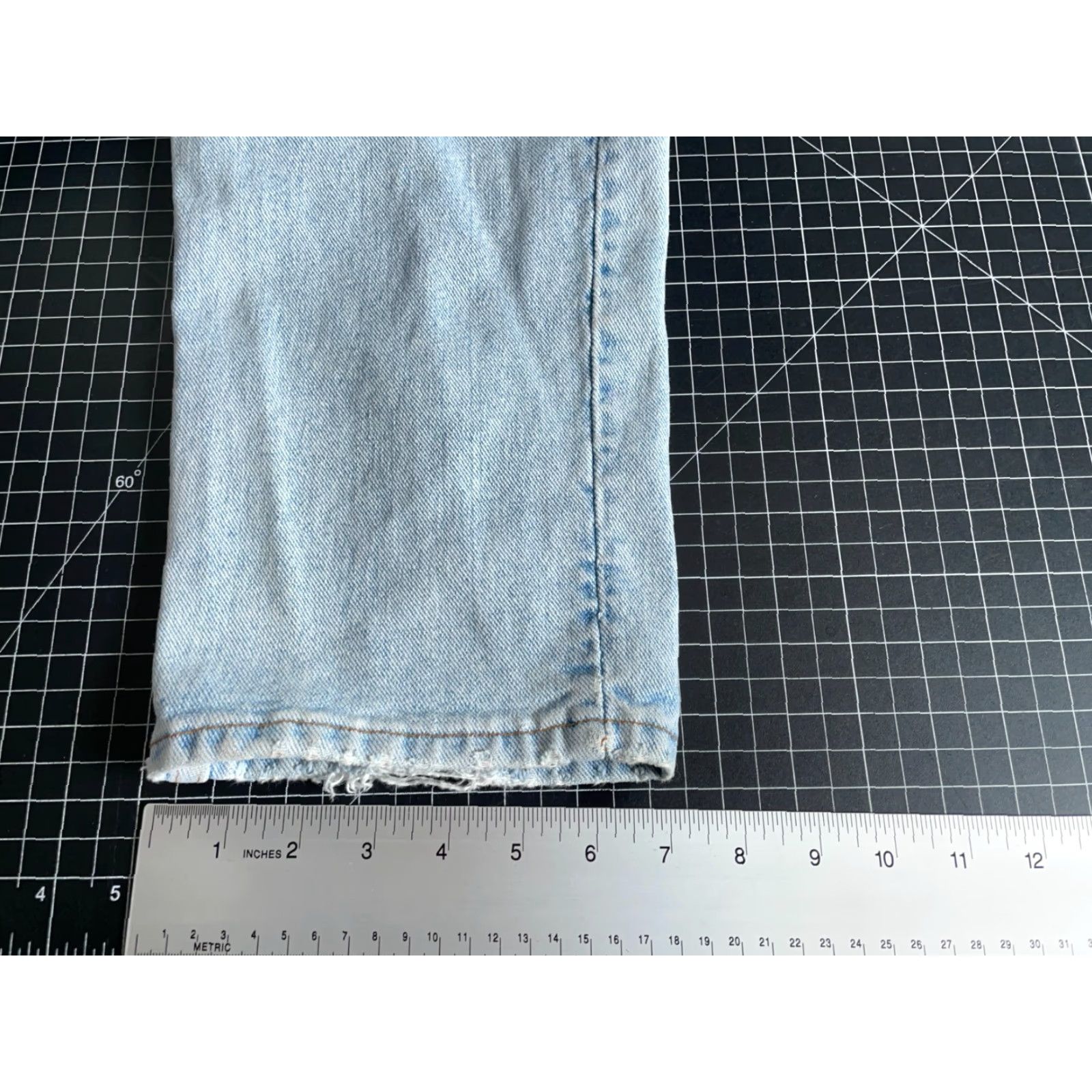 Levi's VINTAGE Levi's 550 Jeans Mens 34 x 31 Light Blue Denim 90s Distressed Straight 5-Pocket Zip Fly USA Made Size US 34 / EU 50 - 7 Thumbnail