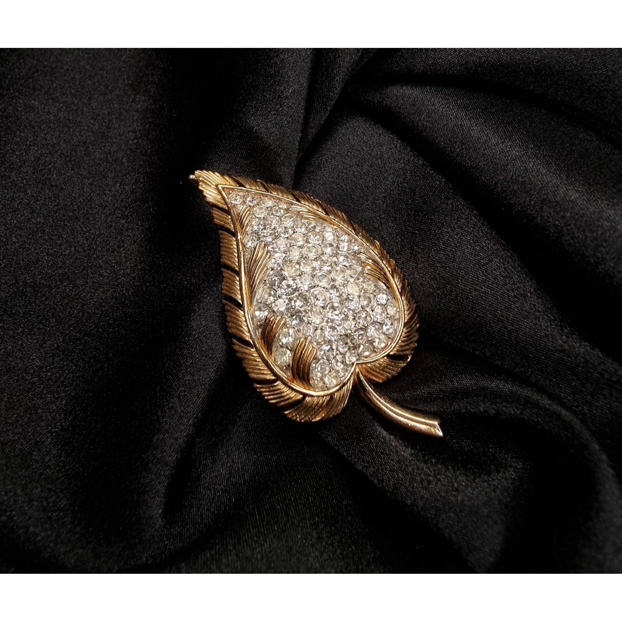 Other Vintage 1950s TRIFARI Signed Gold-Tone Leaf Brooch With Rhin Size ONE SIZE - 1 Thumbnail