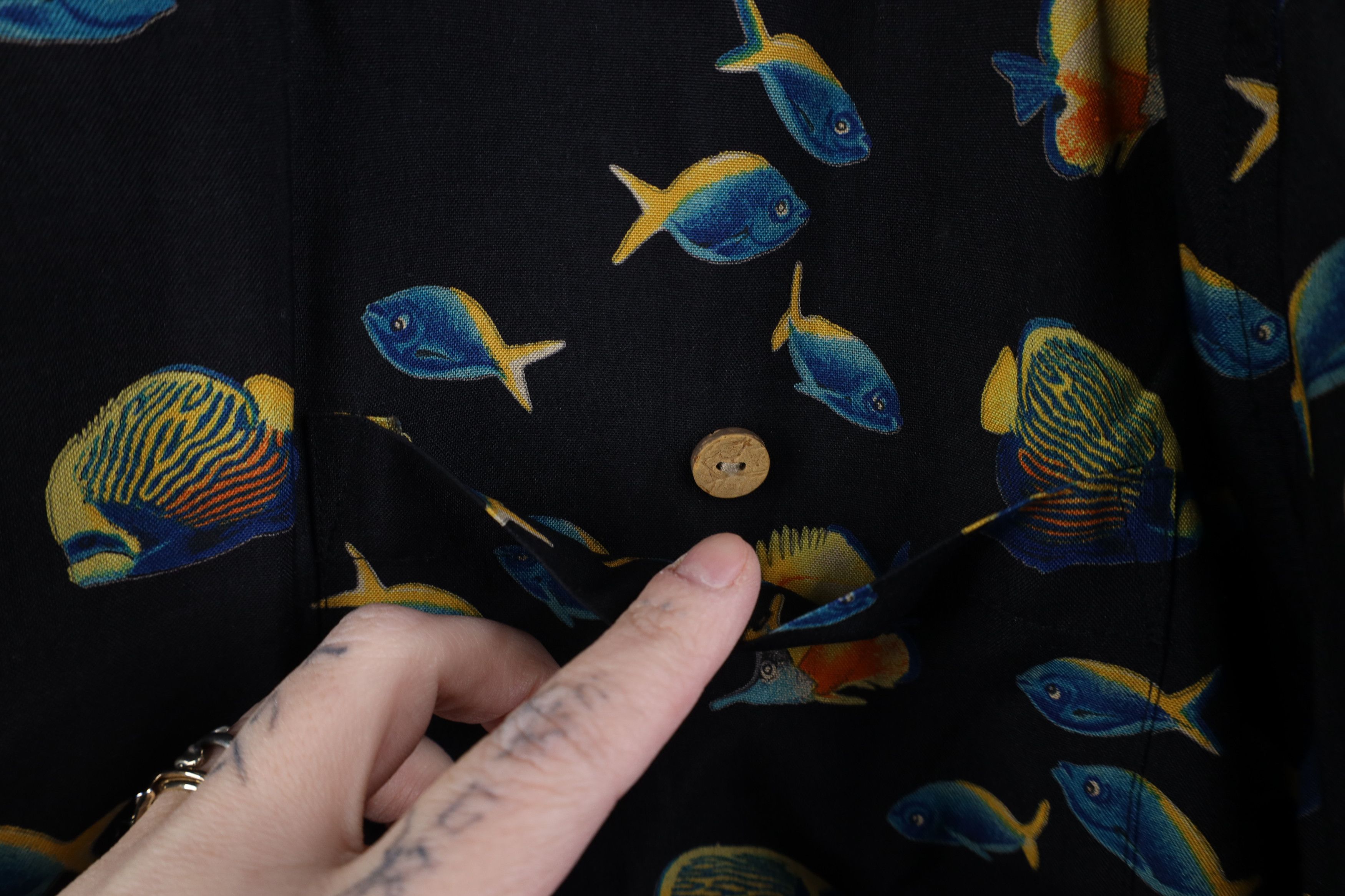 Vintage Vintage 90s Streetwear Collar Fish Collared Button Shirt AOP Size US XL / EU 56 / 4 - 5 Thumbnail