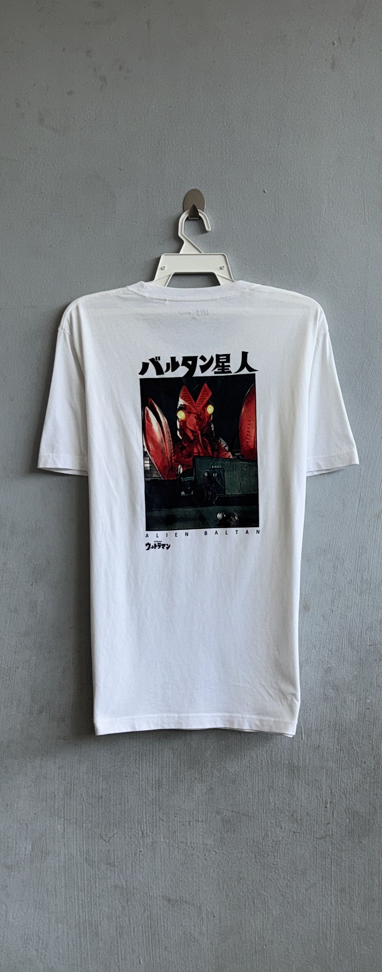 Uniqlo Alien Baltan Ultraman Series Uniqlo Shirt Size US XL / EU 56 / 4 - 1 Thumbnail