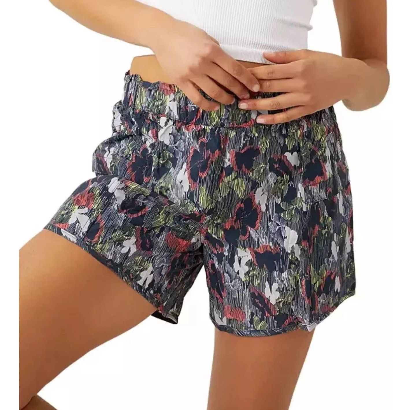 Free People Free People Movement In The Wild Printed Supernova Shorts Size 27" / US 4 / IT 40 - 2 Thumbnail