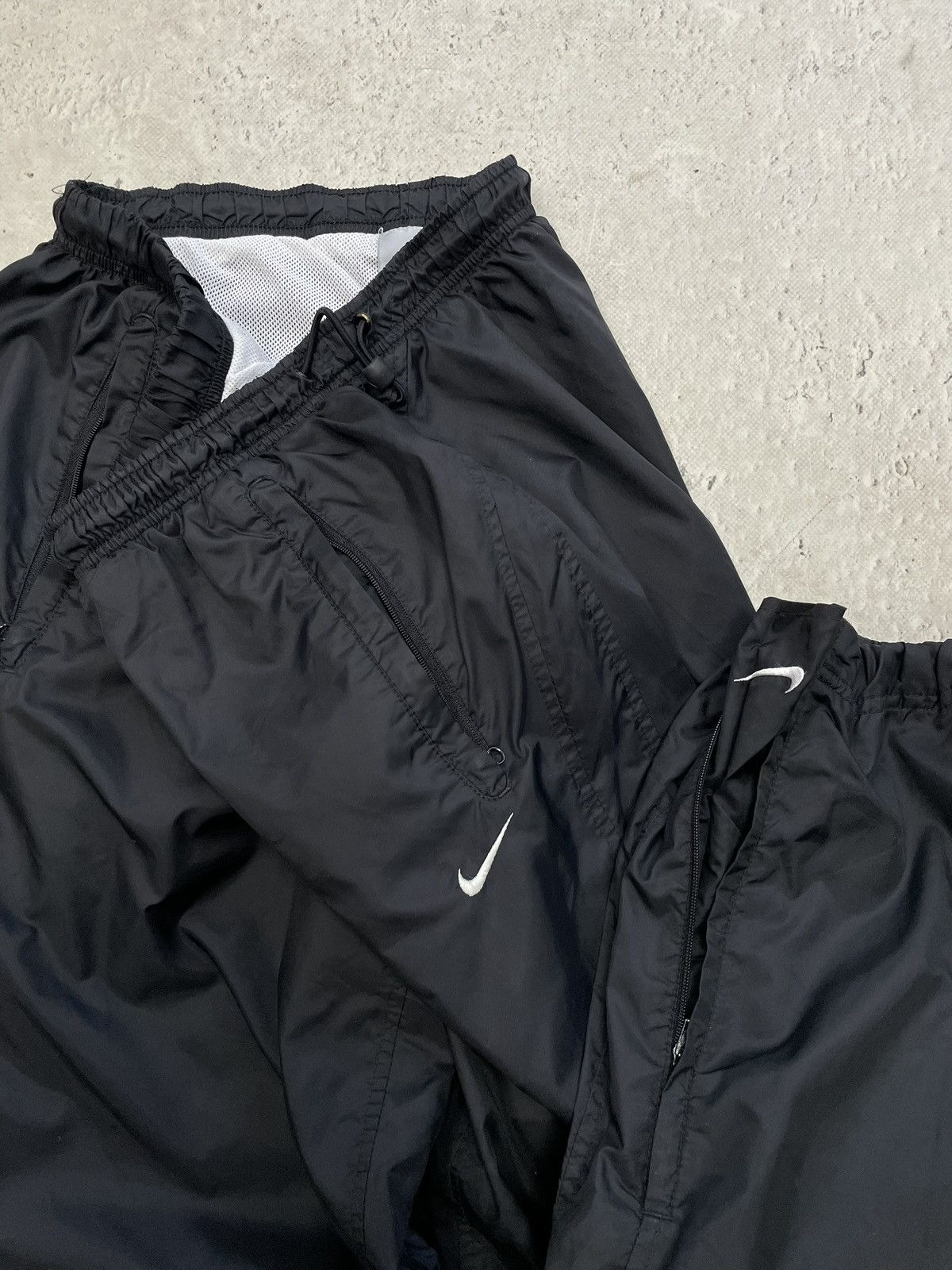 Nike Nike drill nylon pants minimal logo sport streetwear style Size US 34 / EU 50 - 6 Thumbnail