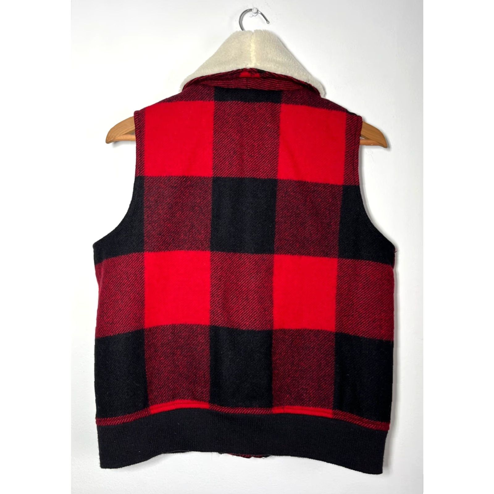 Vintage Woolrich Women's Giant Buffalo Vest Wool Blend Sz S Woolrich Giant Buffalo Vest Red Black Plaid Outdoor Pockets Vintage Womens Size S Vest Size S / US 4 / IT 40 - 4 Thumbnail