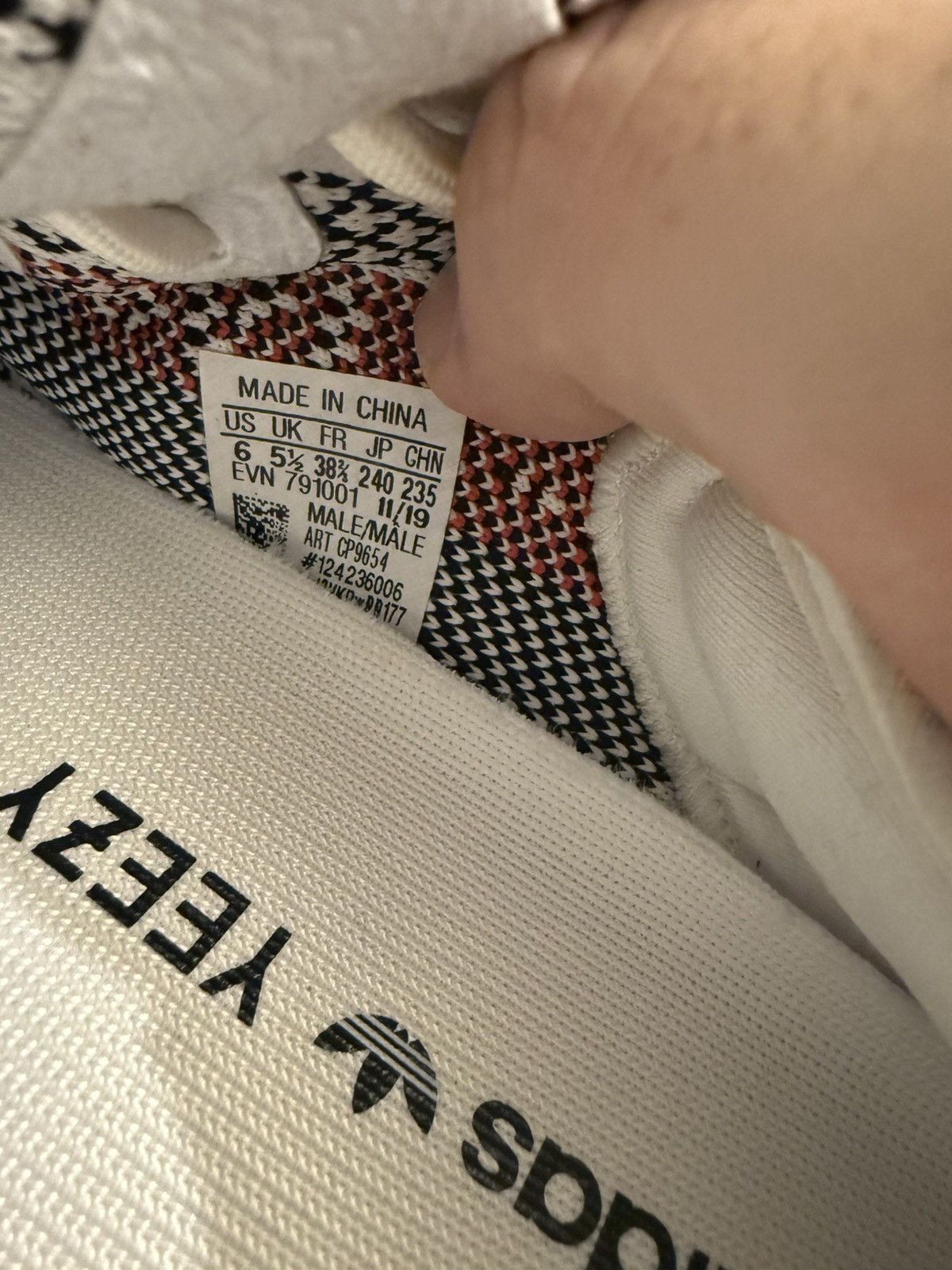 Yeezy Yeezy 350 boost zebra sz 6 Size US 6 / EU 39 - 7 Thumbnail