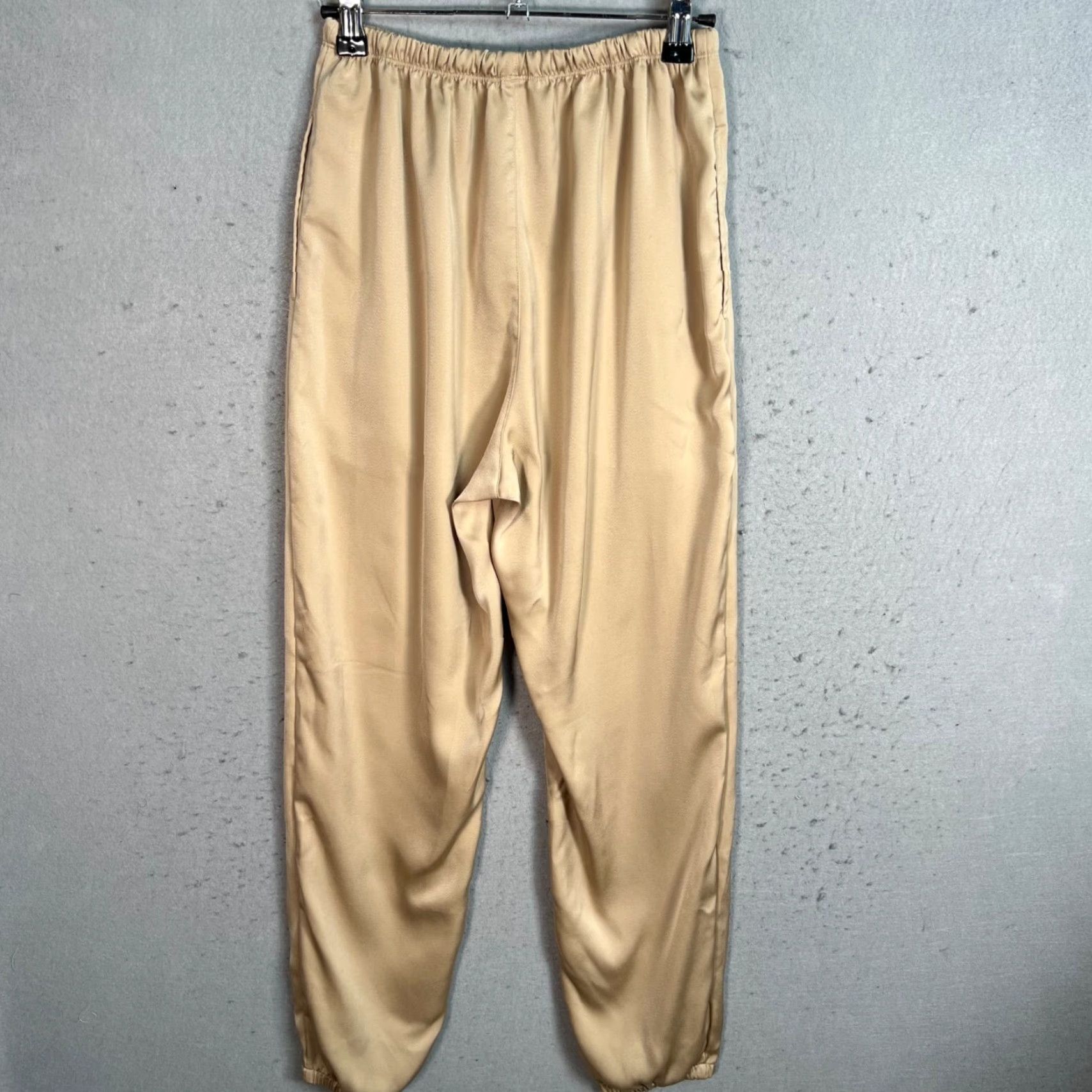 Uniqlo Uniqlo Womens Beige Elastic Waist Tapered Pajama Pants XS; Pajama Pants; Women; XS; Beige; Drawstring; Polyester; Solid; Regular; Brand: Uniqlo Size 26" / US 2 / IT 38 - 2 Thumbnail