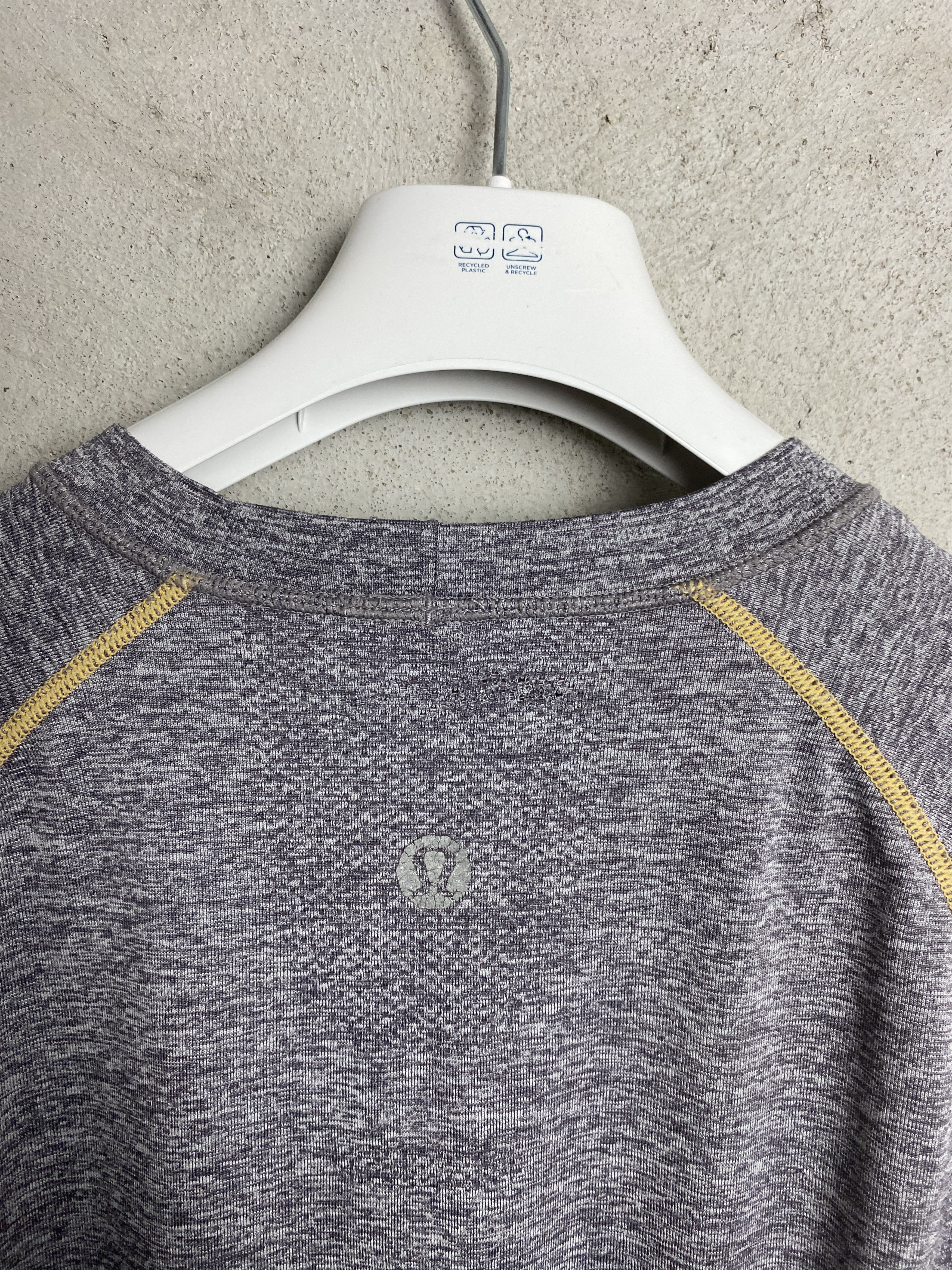Lululemon Lululemon t-shirt tee gym yoga pilates sport Size US L / EU 52-54 / 3 - 5 Thumbnail