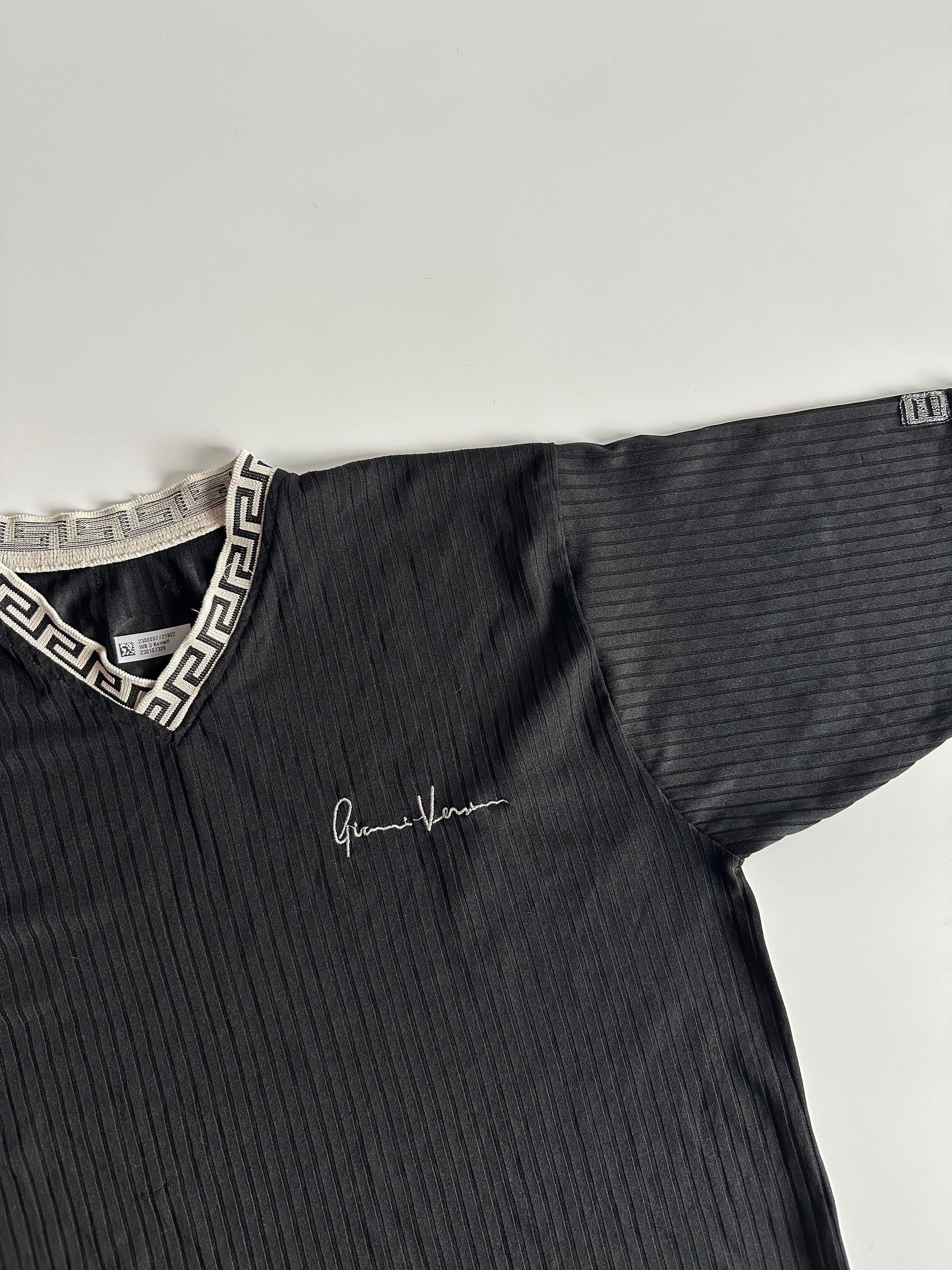 Versace 90's Vintage Gianni Versace black Y2K t shirt jersey Size US M / EU 48-50 / 2 - 4 Thumbnail