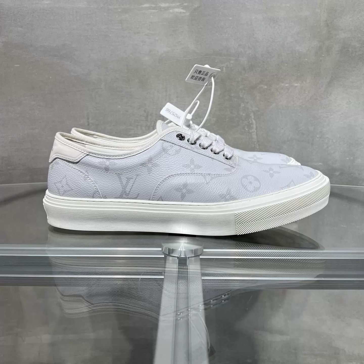 Louis Vuitton LV white and gray monogram sneakers UK7 (41) Size US 8 / EU 41 - 4 Thumbnail