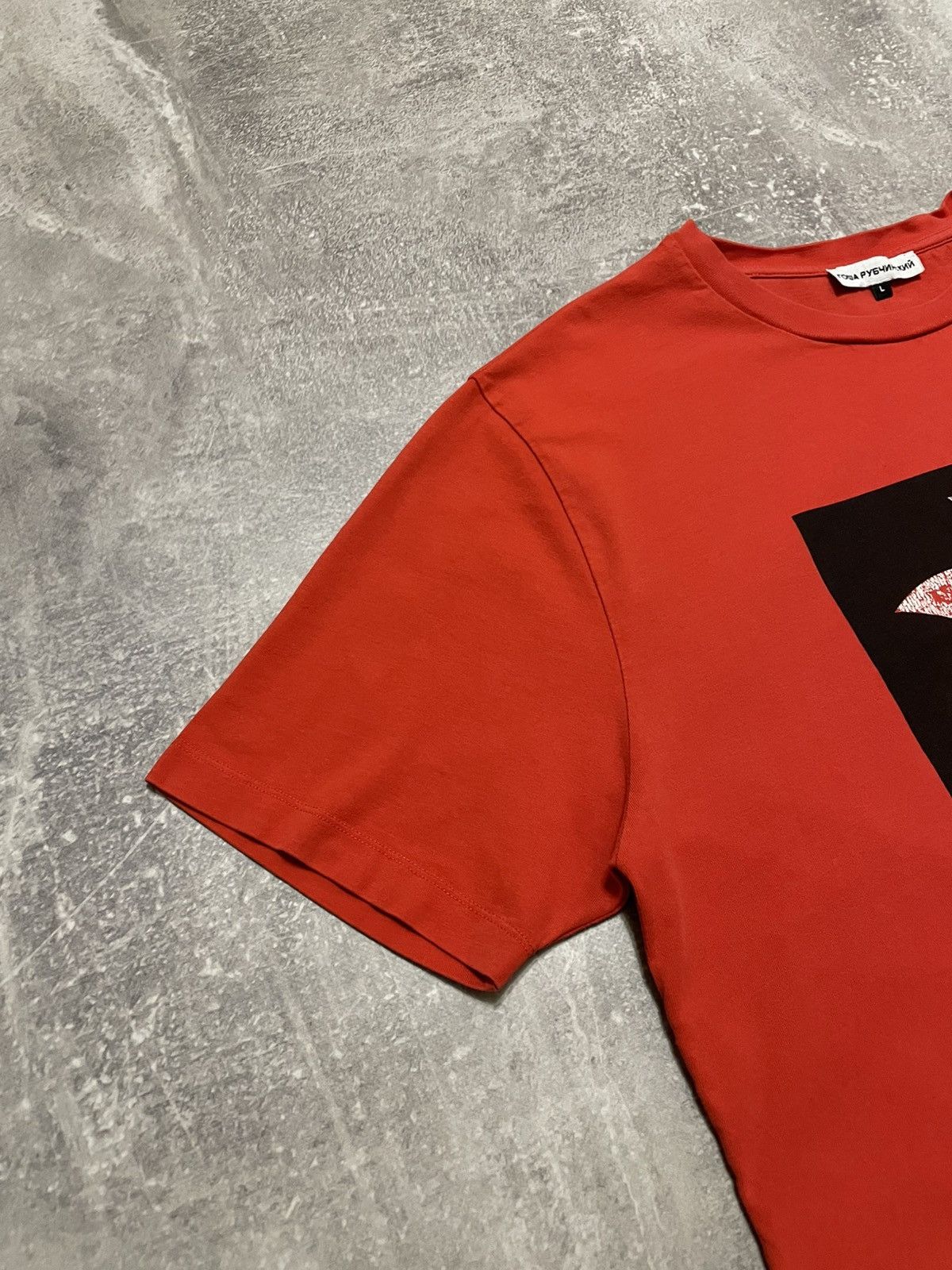 Gosha Rubchinskiy Gosha Rubchinskiy Red Dj Arrow “East Blow” T-Shirt Size US L / EU 52-54 / 3 - 4 Thumbnail