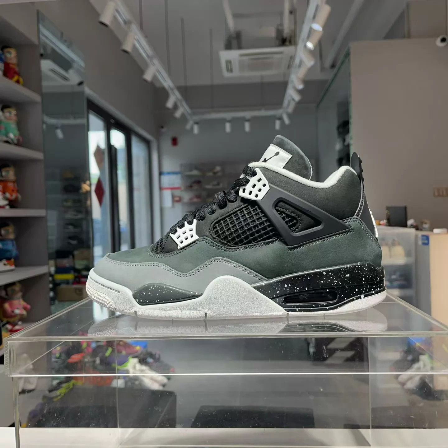 Nike Air Jordan 4 Fear 42.5 Near Mint Size US 9.5 / EU 42-43 - 2 Thumbnail