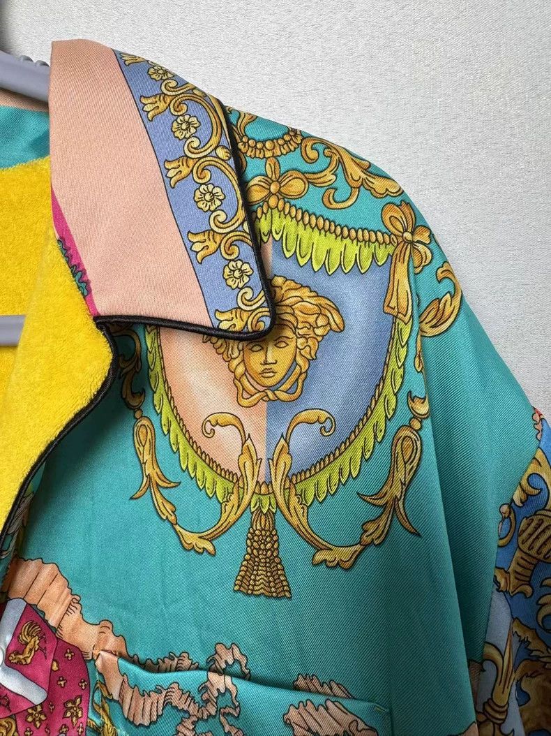 Versace Versace Wear a baroque gold short-sleeved shirt on both si Size US L / EU 52-54 / 3 - 3 Thumbnail