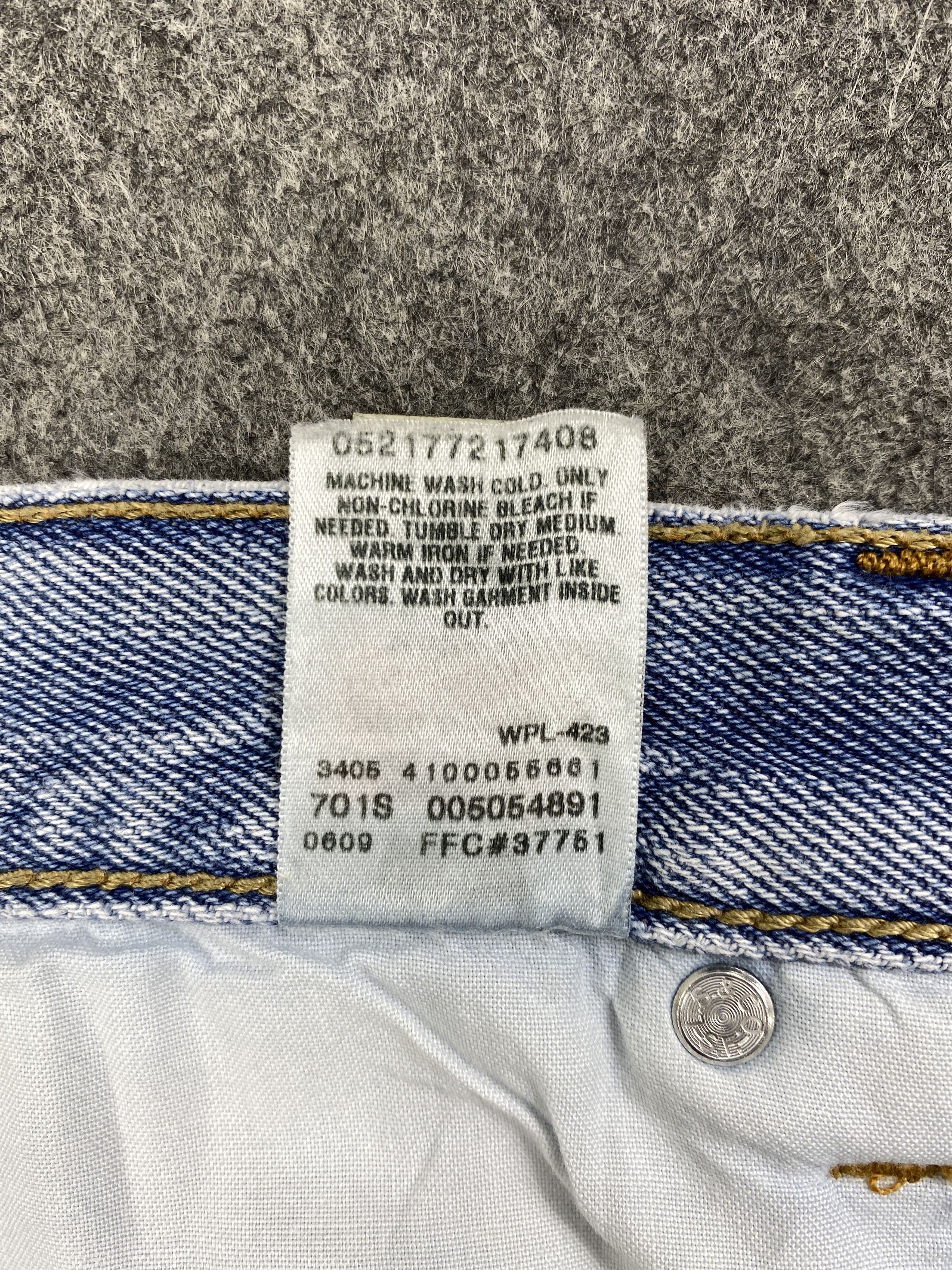 Levi's Mid Blue Vintage Levi's 505 Jeans 35x31 Denim -JN1790 Size US 35 - 9 Thumbnail