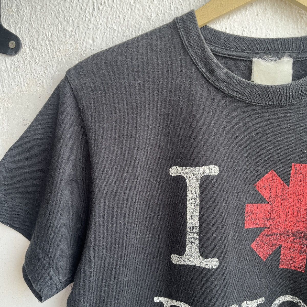 Band Tees VINTAGE 2007 RED HOT CHILI PEPPERS ICONIC LOGO TSHIRT Size US S / EU 44-46 / 1 - 5 Thumbnail